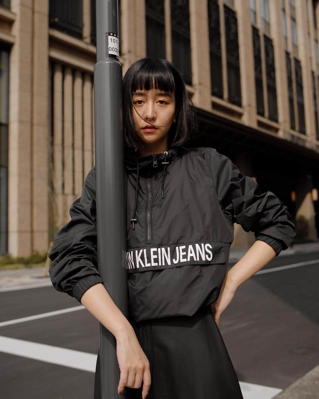 Calvin Kleinさんのインスタグラム写真 - (Calvin KleinInstagram)「Set the bar ⤴️ @aidaidoji wears the latest from #CALVINKLEINJEANS, featuring our #logo anorak for #Spring2019. ⠀⠀⠀⠀⠀⠀⠀⠀ Tap to shop [EU]」6月5日 9時49分 - calvinklein