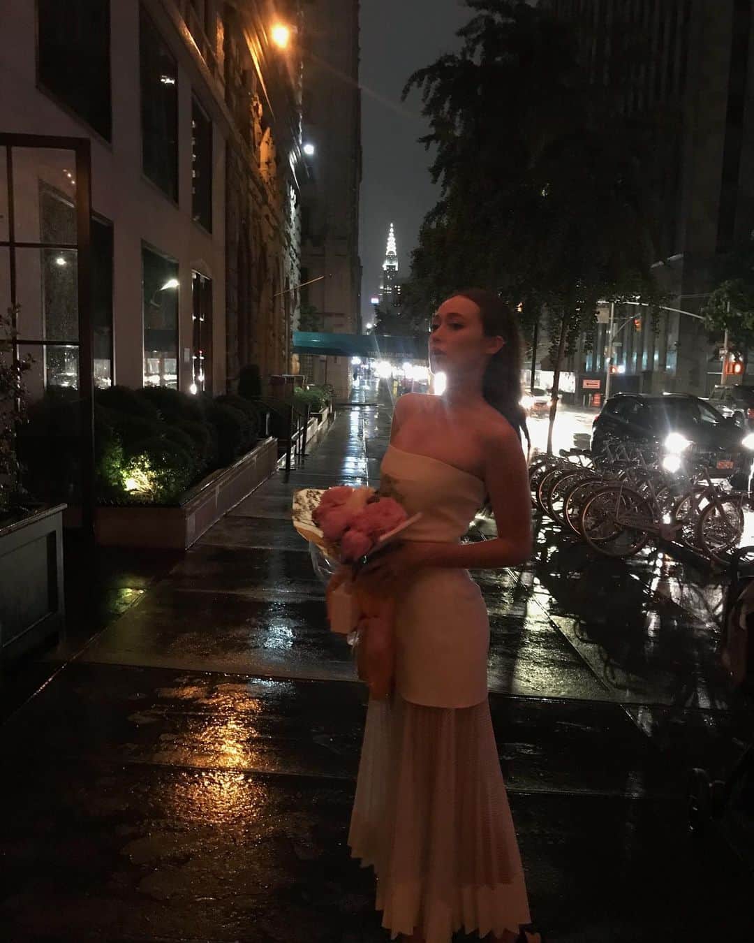 アリシア・デブナム・キャリーのインスタグラム：「rainy nyc 🌸✨」