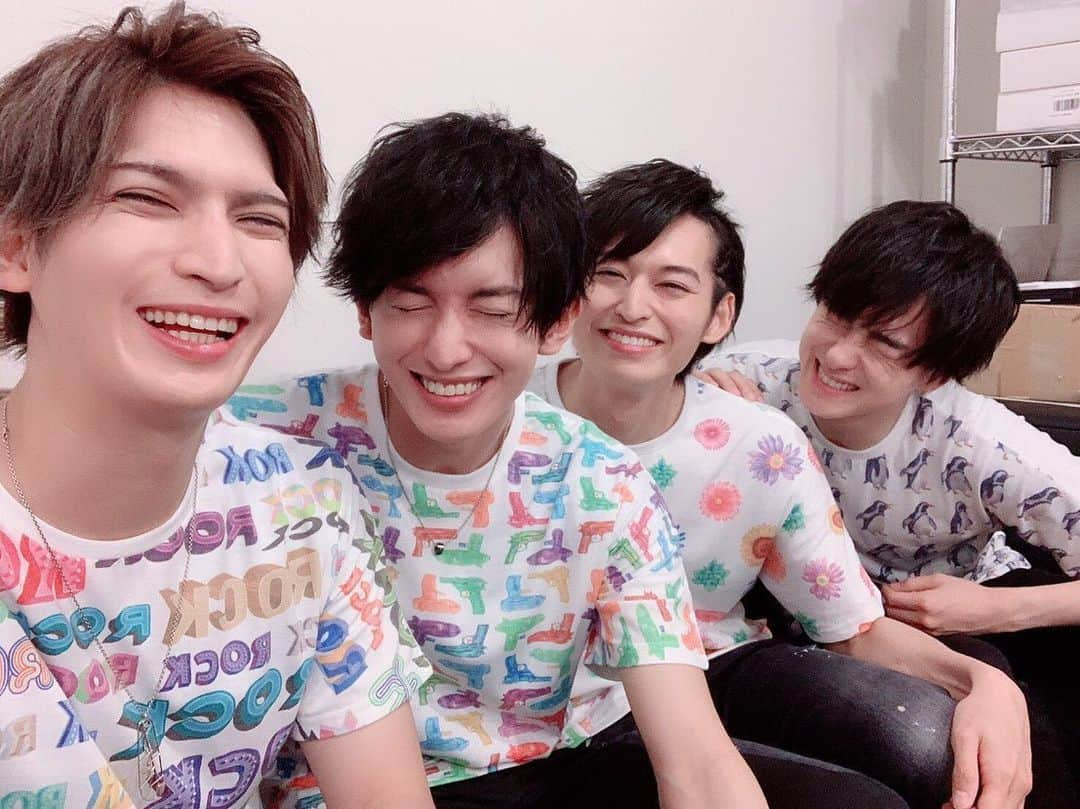 小波津亜廉さんのインスタグラム写真 - (小波津亜廉Instagram)「[4/6/19] Rock music, water pistol fights, flowers and penguins?? To be expected from their Hokkaido trip??? ⠀⠀⠀ ⠀ #kohatsuallen #kikuchishuji #takamotogaku #matsumuraryuunosuke ⠀⠀⠀ ⠀ Source: Allen’s twitter」6月5日 9時45分 - ahun_andsome