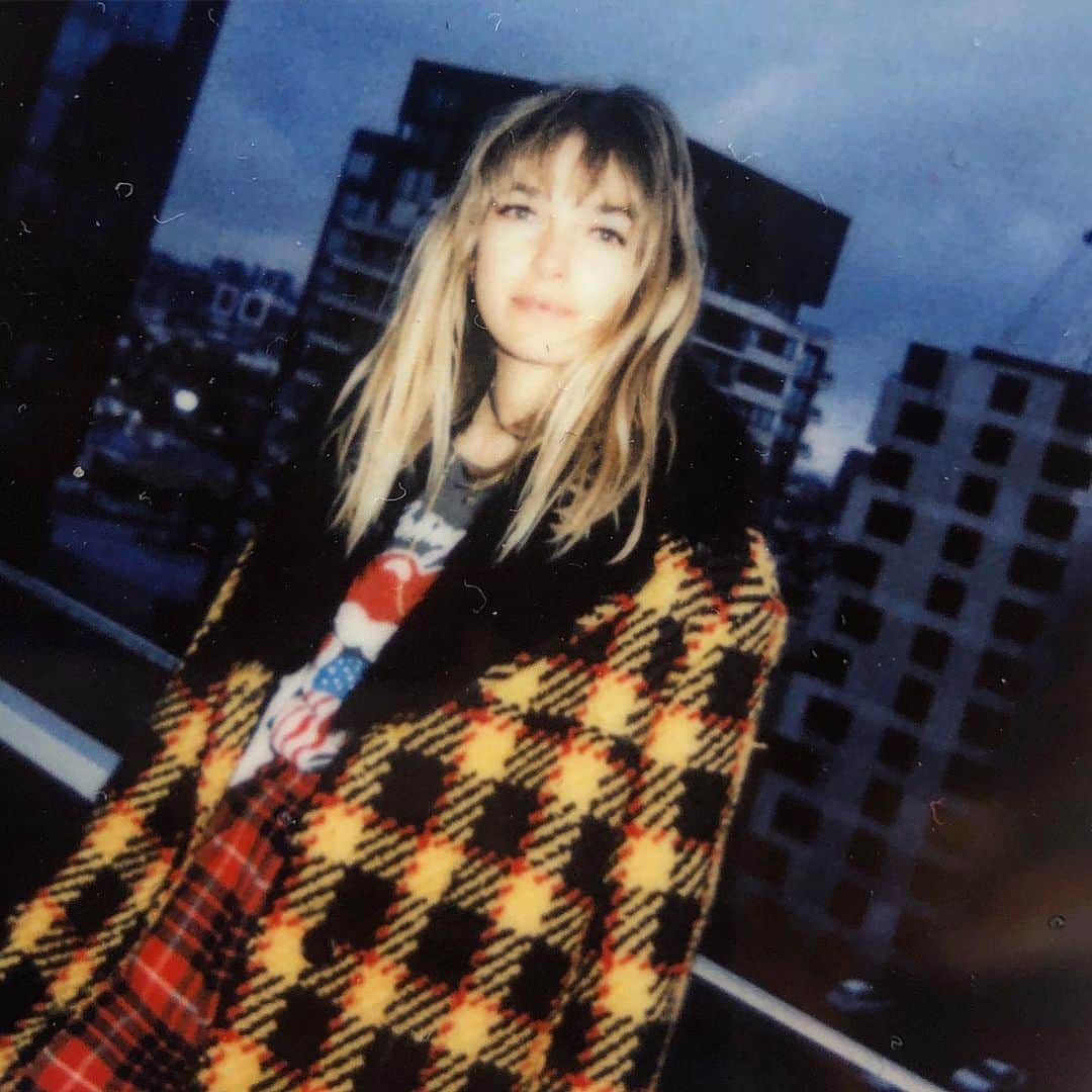 アシュリー・ハートのインスタグラム：「Cant help but be inspired creatively when staying @artserieshotels  Balcony play with @jesshart #polaroid #picture」