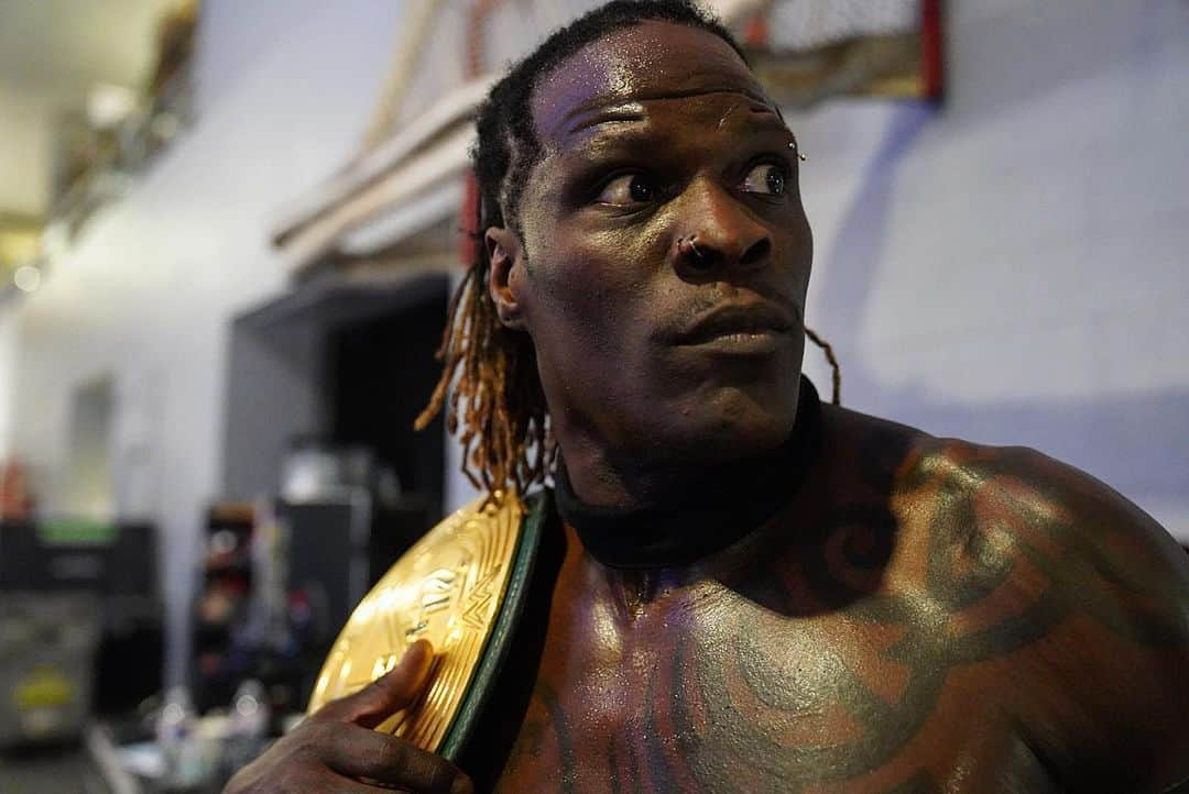 WWEさんのインスタグラム写真 - (WWEInstagram)「@ronkillings1 is now a four-time #247Champion after defeating @iameliaswwe beneath the ring...but he’s always looking over his shoulder!」6月5日 9時58分 - wwe