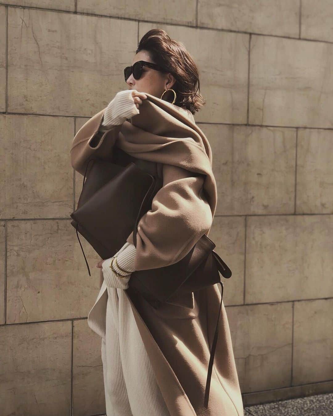 JUNNAのインスタグラム：「@etretokyo '19 AUTUMN WINTER EX THE TAILORED NEUTRAL ・ ・ AWアイテムの中でも一押しのイタリア製の上質な生地を贅沢に使用した大人コート。 滑りのよいリバーコートに共地のストールをセットにして作りました。 着くずれせず、美しくしなやかな品のある柔らかさです☺️とにかく軽い。 ・ ・ ・ 《関係者プレス展示会》 6月5日〜6月7日 ・ 《先行受注会》 先行受注会では実際にご試着が可能です。 ONLINE STORE / 6月10日12:00〜16日 東京/ LUMINE 新宿店 6月11日〜16日  大阪/ LUCUA 店  6月21日〜23日 ※6月21日（金）LUCUA店では、プレオーダーパーティーを開催。皆様がお楽しみ頂けるドリンクなどをご用意させて頂きます。 ・ ・ ・ 【CREDIT】 river long stall coat / AW ¥39,000+tax tasmania wool side tops/ AW ¥22,000+tax tasmania wool side tops/ AW ¥12,000+tax ・ ・ #2019ETREaw #エトレコート #受注会 #156cm #junna👠 #etretokyo #2019ETREaw #2019aw #AW #リバーロングストールコート #タスマニアウールトップス」