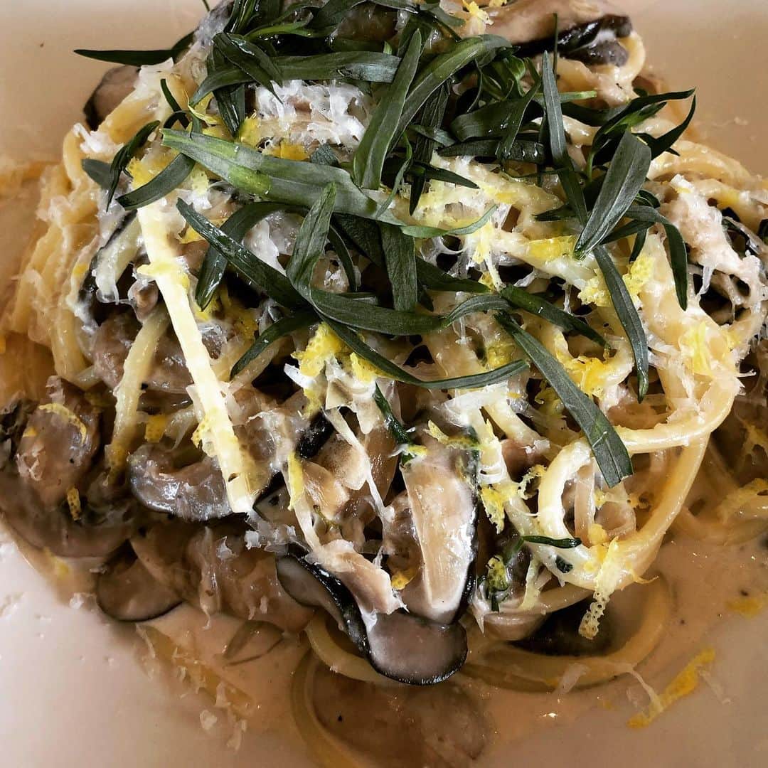 甘糟記子さんのインスタグラム写真 - (甘糟記子Instagram)「昨日のお弁当は、姫初めての二段弁当！  もともと二段用だったのを一段だけ使ってたんだけど、木のお弁当箱が嫌だと言うことでソフィアにしてました( ^ω^ ) でも、年長さんになったら二段にしてまたわっぱを使うと言ってたので、試しに使ってみたら、、、 ちょっとビビったみたいで、やっぱりまだソフィアがいいそうです（笑）  実際中身はいつもと同じ量なんだけどね（笑） まあ本人の好きなようにでいいのですが( ^ω^ )  でもちゃんと綺麗に食べてきてくれて、得意げに兄に話してました(๑˃̵ᴗ˂̵) 私は子供達を送り出してから、習い事のつもりが日にちを間違えていてフリータイム！ ママ友誘って原宿のビルズでランチして、ネクストで買い物してきました(≧∀≦) 急な誘いなのにいつも付き合ってくれるありがたい友達(๑˃̵ᴗ˂̵) 次はピザだね（笑）  #甘糟ご飯#ご飯#昼ごはん#ランチ#ランチボックス#弁当#ランチ#ランチボックス#曲げわっぱ#わっぱ弁当 #二段弁当#つくね#ビルズ#bills#リコッタパンケーキ#ママ友#japanese#japanesestyle #japanesefood #bento#lunch#lunchbox」6月5日 9時57分 - norihey924