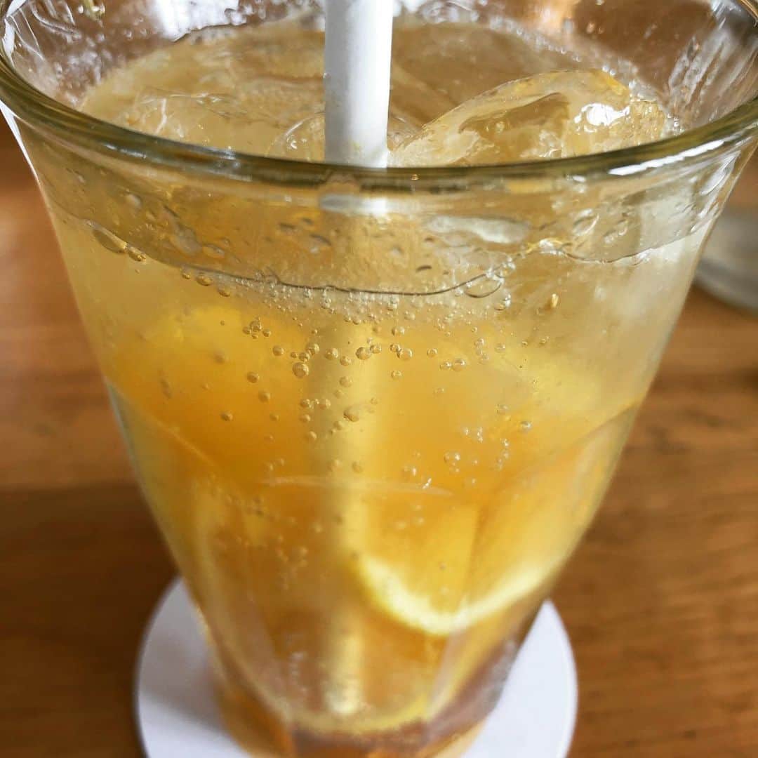 甘糟記子さんのインスタグラム写真 - (甘糟記子Instagram)「昨日のお弁当は、姫初めての二段弁当！  もともと二段用だったのを一段だけ使ってたんだけど、木のお弁当箱が嫌だと言うことでソフィアにしてました( ^ω^ ) でも、年長さんになったら二段にしてまたわっぱを使うと言ってたので、試しに使ってみたら、、、 ちょっとビビったみたいで、やっぱりまだソフィアがいいそうです（笑）  実際中身はいつもと同じ量なんだけどね（笑） まあ本人の好きなようにでいいのですが( ^ω^ )  でもちゃんと綺麗に食べてきてくれて、得意げに兄に話してました(๑˃̵ᴗ˂̵) 私は子供達を送り出してから、習い事のつもりが日にちを間違えていてフリータイム！ ママ友誘って原宿のビルズでランチして、ネクストで買い物してきました(≧∀≦) 急な誘いなのにいつも付き合ってくれるありがたい友達(๑˃̵ᴗ˂̵) 次はピザだね（笑）  #甘糟ご飯#ご飯#昼ごはん#ランチ#ランチボックス#弁当#ランチ#ランチボックス#曲げわっぱ#わっぱ弁当 #二段弁当#つくね#ビルズ#bills#リコッタパンケーキ#ママ友#japanese#japanesestyle #japanesefood #bento#lunch#lunchbox」6月5日 9時57分 - norihey924