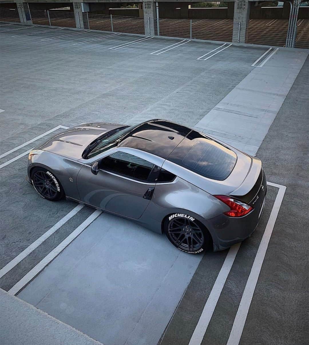 のインスタグラム：「Rooftop ViewZ. #TueZday #Nissan370Z #370Z 📷&🚗: @that370」