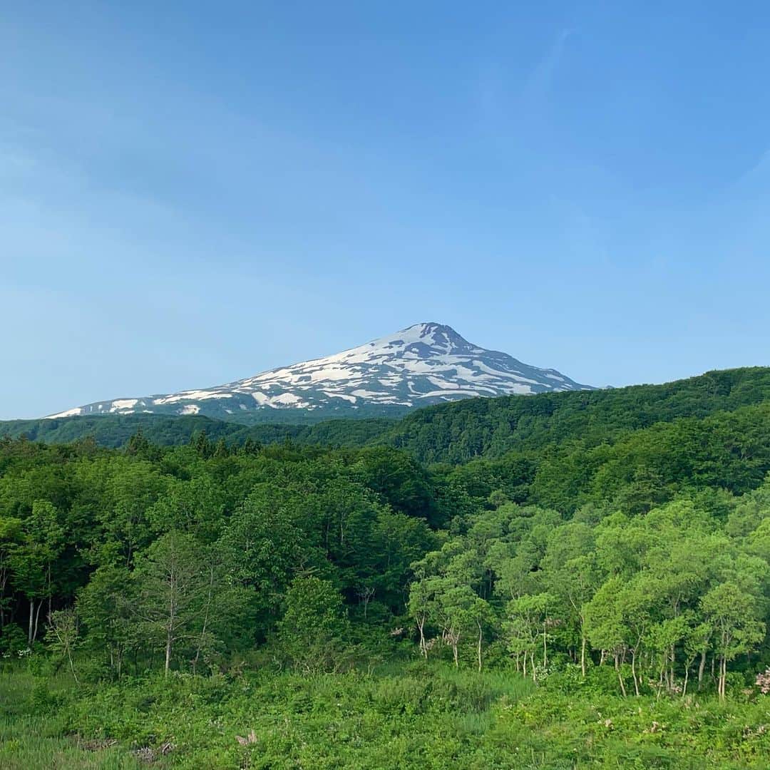 金子貴俊のインスタグラム：「今日も早朝からロケ。 鳥海山がとっても綺麗です🏔 さー、今日も頑張るぞー！」