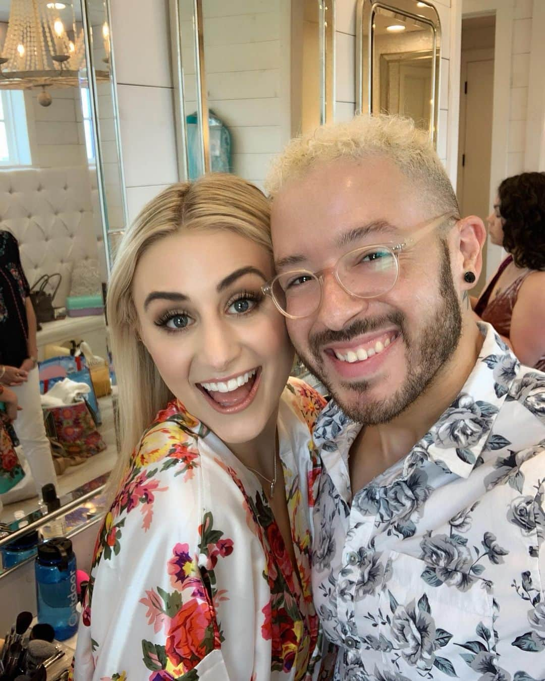 アシュリー・ケインさんのインスタグラム写真 - (アシュリー・ケインInstagram)「Wedding makeup done by @heytherejeffreyhere 💄 Working with Jeffrey was a real dream come true! Never underestimate the power of a DM on Instagram 🙈I have been watching the Sephora beauty videos for so long and this is where I initially saw Jeffrey’s work. I sent him a message to see if he did wedding makeup and months later here we were in Texas for one of the biggest moments of my life! Thank you to Jeffrey for traveling all the way across the country and making me feel beautiful in my own skin!✨」6月5日 10時06分 - icegirlash