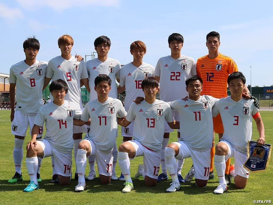 日本サッカー協会さんのインスタグラム写真 - (日本サッカー協会Instagram)「📸Match Photos フランスで行われている第47回トゥーロン国際大会2019に出場しているU-22日本代表は6月4日(火)、大会2戦目でU-22チリ代表と対戦しました。6分に三笘薫選手が先制点を決めると、その後もチリを圧倒。6-1と大勝し、大会2連勝でグループ首位に立ち、準決勝進出に前進しました。 ・ GK 12 #山口瑠伊 DF 3 #椎橋慧也　→63' MF 20 #松岡大起 DF 5 #大南拓磨 DF 15 #岡崎慎 DF 22 #田中駿汰 MF 8 #三笘薫 →79' MF 7 #伊藤達哉 MF 13 #岩崎悠人 MF 14 #相馬勇紀 MF 16 #川井歩 MF 17 #高宇洋 FW 11 #旗手怜央 →69'  FW 18 #小松蓮 ・ #横内昭展 監督代行 ・ 🏆第47回トゥーロン国際大会 2019 6/1 2-1 イングランド🏴󠁧󠁢󠁥󠁮󠁧󠁿 6/4 6-1 チリ🇨🇱 6/8 vs ポルトガル🇵🇹 ・ ＃daihyo ＃jfa」6月5日 10時19分 - japanfootballassociation