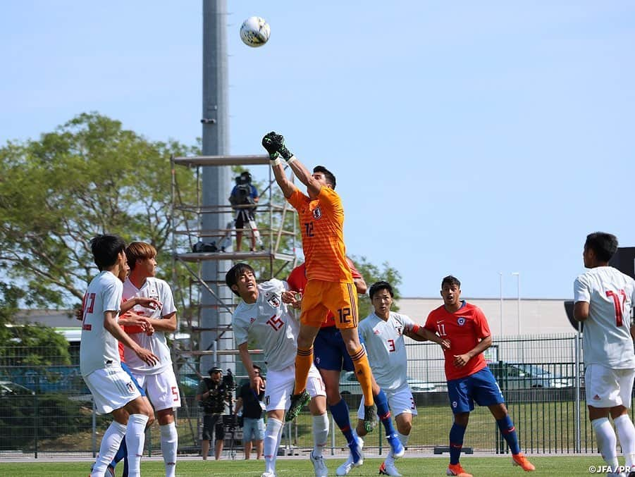 日本サッカー協会さんのインスタグラム写真 - (日本サッカー協会Instagram)「📸Match Photos フランスで行われている第47回トゥーロン国際大会2019に出場しているU-22日本代表は6月4日(火)、大会2戦目でU-22チリ代表と対戦しました。6分に三笘薫選手が先制点を決めると、その後もチリを圧倒。6-1と大勝し、大会2連勝でグループ首位に立ち、準決勝進出に前進しました。 ・ GK 12 #山口瑠伊 DF 3 #椎橋慧也　→63' MF 20 #松岡大起 DF 5 #大南拓磨 DF 15 #岡崎慎 DF 22 #田中駿汰 MF 8 #三笘薫 →79' MF 7 #伊藤達哉 MF 13 #岩崎悠人 MF 14 #相馬勇紀 MF 16 #川井歩 MF 17 #高宇洋 FW 11 #旗手怜央 →69'  FW 18 #小松蓮 ・ #横内昭展 監督代行 ・ 🏆第47回トゥーロン国際大会 2019 6/1 2-1 イングランド🏴󠁧󠁢󠁥󠁮󠁧󠁿 6/4 6-1 チリ🇨🇱 6/8 vs ポルトガル🇵🇹 ・ ＃daihyo ＃jfa」6月5日 10時19分 - japanfootballassociation