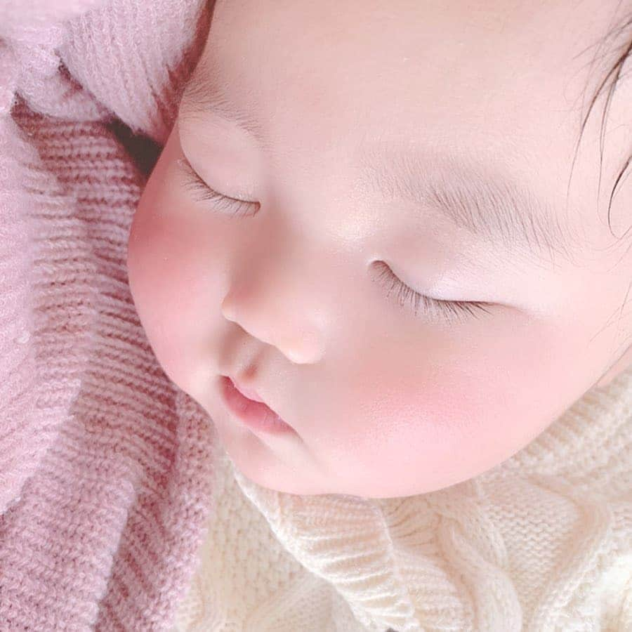 ママリさんのインスタグラム写真 - (ママリInstagram)「まさに！すやすや…😴💕がぴったりの寝顔😍#ママリ⠀ .⠀ ⠀ もちもちほっぺお口ハムハムが可愛すぎる～❤️⠀ .⠀⠀ ＝＝＝⠀⠀ ⠀ 撮り溜めたひーちゃんの寝顔特集です😪←⠀ ⠀ㅤㅤㅤㅤㅤㅤㅤㅤㅤㅤㅤㅤㅤㅤㅤㅤㅤㅤㅤㅤ⠀ お肌すべすべだなぁ〜⠀ ほっぺモチモチだなぁ〜って思って⠀ ついつい触りがち🙏💓（笑）⠀ㅤㅤㅤㅤㅤㅤㅤㅤㅤㅤㅤㅤㅤㅤㅤㅤㅤㅤㅤㅤㅤㅤㅤㅤㅤㅤ⠀ ちょっと赤くなるほっぺも⠀ 繊細なまつ毛も⠀ ちっちゃいお口もたまらん...🤤すき🥺⠀ ⠀ ＝＝＝⠀ .⠀ @hiiicha__nn さん、素敵な写真ありがとうございました✨⠀⠀ .⠀⠀ .⠀⠀ ⌒⌒⌒⌒⌒⌒⌒⌒⌒⌒⌒⌒⌒⌒⌒⌒*⁣⠀ みんなのおすすめアイテム教えて ​⠀ #ママリ口コミ大賞 ​⁣⠀ ⠀ ⁣新米ママの毎日は初めてのことだらけ！⁣⁣⠀ その1つが、買い物。 ⁣⁣⠀ ⁣⁣⠀ 「家族のために後悔しない選択をしたい…」 ⁣⁣⠀ ⁣⁣⠀ そんなママさんのために、⁣⁣⠀ ＼子育てで役立った！／ ⁣⁣⠀ ⁣⁣⠀ あなたのおすすめグッズ教えてください ​ ​ ⁣⁣⠀ ⠀ ■抽選で人気アイテムをプレゼント！⁣⠀ #ママリ口コミ大賞 をつけて投稿してくださった方の中より、⠀ 毎月インスタグラムのライブ配信で使用するアイテムをプレゼント♪⠀ ⁣⠀ ⠀ 【応募方法】⠀ #ママリ口コミ大賞 をつけて、⠀ アイテム・サービスの口コミを投稿！⠀ ⁣⁣⠀ (例)⠀ 「このママバッグは神だった」⁣⁣⠀ 「これで寝かしつけ助かった！」⠀ ⠀ あなたのおすすめ、お待ちしてます ​⠀ ⁣⠀⠀ * ⌒⌒⌒⌒⌒⌒⌒⌒⌒⌒⌒⌒⌒⌒⌒⌒*⁣⠀⠀⠀⁣⠀⠀ ⁣💫先輩ママに聞きたいことありませんか？💫⠀⠀⠀⠀⁣⠀⠀ .⠀⠀⠀⠀⠀⠀⁣⠀⠀ 「悪阻っていつまでつづくの？」⠀⠀⠀⠀⠀⠀⠀⁣⠀⠀ 「妊娠から出産までにかかる費用は？」⠀⠀⠀⠀⠀⠀⠀⁣⠀⠀ 「陣痛・出産エピソードを教えてほしい！」⠀⠀⠀⠀⠀⠀⠀⁣⠀⠀ .⠀⠀⠀⠀⠀⠀⁣⠀⠀ あなたの回答が、誰かの支えになる。⠀⠀⠀⠀⠀⠀⠀⁣⠀⠀ .⠀⠀⠀⠀⠀⠀⁣⠀⠀ 女性限定匿名Q&Aアプリ「ママリ」は @mamari_official のURLからDL✨⁣⠀⠀ .⠀⠀⠀⠀⠀⠀⠀⠀⠀⠀⠀⠀⠀⠀⠀⠀⠀⠀⠀⠀⠀⠀⠀⠀⁣⠀⠀ .⁣⠀⠀ #男の子 ⁣#女の子#親バカ部 #育児 #家族 #成長記録 #子育て #かわいい⠀  #赤ちゃん#赤ちゃんのいる生活 #子育てグラム⁣ #子供 #日常⠀  #ママ#プレママ#子供のいる生活#ママカメラ部#親バカ部⠀ #新生児 #0歳#1歳⁣ #2歳 ⁣⠀ #寝顔 #おやすみ #お昼寝 #ほっぺ」6月5日 10時09分 - mamari_official