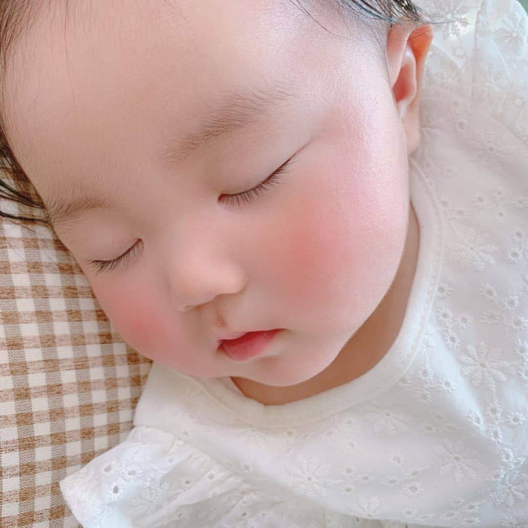 ママリさんのインスタグラム写真 - (ママリInstagram)「まさに！すやすや…😴💕がぴったりの寝顔😍#ママリ⠀ .⠀ ⠀ もちもちほっぺお口ハムハムが可愛すぎる～❤️⠀ .⠀⠀ ＝＝＝⠀⠀ ⠀ 撮り溜めたひーちゃんの寝顔特集です😪←⠀ ⠀ㅤㅤㅤㅤㅤㅤㅤㅤㅤㅤㅤㅤㅤㅤㅤㅤㅤㅤㅤㅤ⠀ お肌すべすべだなぁ〜⠀ ほっぺモチモチだなぁ〜って思って⠀ ついつい触りがち🙏💓（笑）⠀ㅤㅤㅤㅤㅤㅤㅤㅤㅤㅤㅤㅤㅤㅤㅤㅤㅤㅤㅤㅤㅤㅤㅤㅤㅤㅤ⠀ ちょっと赤くなるほっぺも⠀ 繊細なまつ毛も⠀ ちっちゃいお口もたまらん...🤤すき🥺⠀ ⠀ ＝＝＝⠀ .⠀ @hiiicha__nn さん、素敵な写真ありがとうございました✨⠀⠀ .⠀⠀ .⠀⠀ ⌒⌒⌒⌒⌒⌒⌒⌒⌒⌒⌒⌒⌒⌒⌒⌒*⁣⠀ みんなのおすすめアイテム教えて ​⠀ #ママリ口コミ大賞 ​⁣⠀ ⠀ ⁣新米ママの毎日は初めてのことだらけ！⁣⁣⠀ その1つが、買い物。 ⁣⁣⠀ ⁣⁣⠀ 「家族のために後悔しない選択をしたい…」 ⁣⁣⠀ ⁣⁣⠀ そんなママさんのために、⁣⁣⠀ ＼子育てで役立った！／ ⁣⁣⠀ ⁣⁣⠀ あなたのおすすめグッズ教えてください ​ ​ ⁣⁣⠀ ⠀ ■抽選で人気アイテムをプレゼント！⁣⠀ #ママリ口コミ大賞 をつけて投稿してくださった方の中より、⠀ 毎月インスタグラムのライブ配信で使用するアイテムをプレゼント♪⠀ ⁣⠀ ⠀ 【応募方法】⠀ #ママリ口コミ大賞 をつけて、⠀ アイテム・サービスの口コミを投稿！⠀ ⁣⁣⠀ (例)⠀ 「このママバッグは神だった」⁣⁣⠀ 「これで寝かしつけ助かった！」⠀ ⠀ あなたのおすすめ、お待ちしてます ​⠀ ⁣⠀⠀ * ⌒⌒⌒⌒⌒⌒⌒⌒⌒⌒⌒⌒⌒⌒⌒⌒*⁣⠀⠀⠀⁣⠀⠀ ⁣💫先輩ママに聞きたいことありませんか？💫⠀⠀⠀⠀⁣⠀⠀ .⠀⠀⠀⠀⠀⠀⁣⠀⠀ 「悪阻っていつまでつづくの？」⠀⠀⠀⠀⠀⠀⠀⁣⠀⠀ 「妊娠から出産までにかかる費用は？」⠀⠀⠀⠀⠀⠀⠀⁣⠀⠀ 「陣痛・出産エピソードを教えてほしい！」⠀⠀⠀⠀⠀⠀⠀⁣⠀⠀ .⠀⠀⠀⠀⠀⠀⁣⠀⠀ あなたの回答が、誰かの支えになる。⠀⠀⠀⠀⠀⠀⠀⁣⠀⠀ .⠀⠀⠀⠀⠀⠀⁣⠀⠀ 女性限定匿名Q&Aアプリ「ママリ」は @mamari_official のURLからDL✨⁣⠀⠀ .⠀⠀⠀⠀⠀⠀⠀⠀⠀⠀⠀⠀⠀⠀⠀⠀⠀⠀⠀⠀⠀⠀⠀⠀⁣⠀⠀ .⁣⠀⠀ #男の子 ⁣#女の子#親バカ部 #育児 #家族 #成長記録 #子育て #かわいい⠀  #赤ちゃん#赤ちゃんのいる生活 #子育てグラム⁣ #子供 #日常⠀  #ママ#プレママ#子供のいる生活#ママカメラ部#親バカ部⠀ #新生児 #0歳#1歳⁣ #2歳 ⁣⠀ #寝顔 #おやすみ #お昼寝 #ほっぺ」6月5日 10時09分 - mamari_official