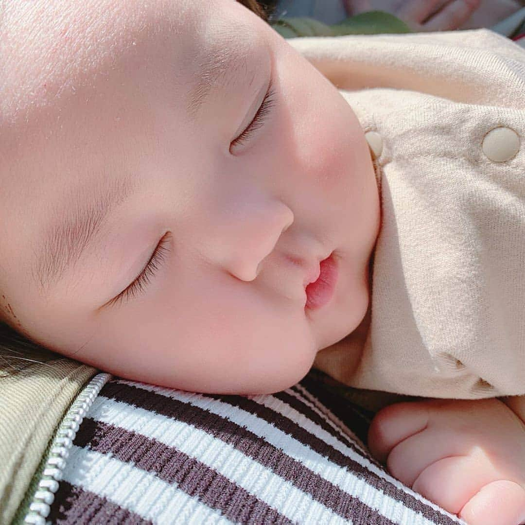 ママリさんのインスタグラム写真 - (ママリInstagram)「まさに！すやすや…😴💕がぴったりの寝顔😍#ママリ⠀ .⠀ ⠀ もちもちほっぺお口ハムハムが可愛すぎる～❤️⠀ .⠀⠀ ＝＝＝⠀⠀ ⠀ 撮り溜めたひーちゃんの寝顔特集です😪←⠀ ⠀ㅤㅤㅤㅤㅤㅤㅤㅤㅤㅤㅤㅤㅤㅤㅤㅤㅤㅤㅤㅤ⠀ お肌すべすべだなぁ〜⠀ ほっぺモチモチだなぁ〜って思って⠀ ついつい触りがち🙏💓（笑）⠀ㅤㅤㅤㅤㅤㅤㅤㅤㅤㅤㅤㅤㅤㅤㅤㅤㅤㅤㅤㅤㅤㅤㅤㅤㅤㅤ⠀ ちょっと赤くなるほっぺも⠀ 繊細なまつ毛も⠀ ちっちゃいお口もたまらん...🤤すき🥺⠀ ⠀ ＝＝＝⠀ .⠀ @hiiicha__nn さん、素敵な写真ありがとうございました✨⠀⠀ .⠀⠀ .⠀⠀ ⌒⌒⌒⌒⌒⌒⌒⌒⌒⌒⌒⌒⌒⌒⌒⌒*⁣⠀ みんなのおすすめアイテム教えて ​⠀ #ママリ口コミ大賞 ​⁣⠀ ⠀ ⁣新米ママの毎日は初めてのことだらけ！⁣⁣⠀ その1つが、買い物。 ⁣⁣⠀ ⁣⁣⠀ 「家族のために後悔しない選択をしたい…」 ⁣⁣⠀ ⁣⁣⠀ そんなママさんのために、⁣⁣⠀ ＼子育てで役立った！／ ⁣⁣⠀ ⁣⁣⠀ あなたのおすすめグッズ教えてください ​ ​ ⁣⁣⠀ ⠀ ■抽選で人気アイテムをプレゼント！⁣⠀ #ママリ口コミ大賞 をつけて投稿してくださった方の中より、⠀ 毎月インスタグラムのライブ配信で使用するアイテムをプレゼント♪⠀ ⁣⠀ ⠀ 【応募方法】⠀ #ママリ口コミ大賞 をつけて、⠀ アイテム・サービスの口コミを投稿！⠀ ⁣⁣⠀ (例)⠀ 「このママバッグは神だった」⁣⁣⠀ 「これで寝かしつけ助かった！」⠀ ⠀ あなたのおすすめ、お待ちしてます ​⠀ ⁣⠀⠀ * ⌒⌒⌒⌒⌒⌒⌒⌒⌒⌒⌒⌒⌒⌒⌒⌒*⁣⠀⠀⠀⁣⠀⠀ ⁣💫先輩ママに聞きたいことありませんか？💫⠀⠀⠀⠀⁣⠀⠀ .⠀⠀⠀⠀⠀⠀⁣⠀⠀ 「悪阻っていつまでつづくの？」⠀⠀⠀⠀⠀⠀⠀⁣⠀⠀ 「妊娠から出産までにかかる費用は？」⠀⠀⠀⠀⠀⠀⠀⁣⠀⠀ 「陣痛・出産エピソードを教えてほしい！」⠀⠀⠀⠀⠀⠀⠀⁣⠀⠀ .⠀⠀⠀⠀⠀⠀⁣⠀⠀ あなたの回答が、誰かの支えになる。⠀⠀⠀⠀⠀⠀⠀⁣⠀⠀ .⠀⠀⠀⠀⠀⠀⁣⠀⠀ 女性限定匿名Q&Aアプリ「ママリ」は @mamari_official のURLからDL✨⁣⠀⠀ .⠀⠀⠀⠀⠀⠀⠀⠀⠀⠀⠀⠀⠀⠀⠀⠀⠀⠀⠀⠀⠀⠀⠀⠀⁣⠀⠀ .⁣⠀⠀ #男の子 ⁣#女の子#親バカ部 #育児 #家族 #成長記録 #子育て #かわいい⠀  #赤ちゃん#赤ちゃんのいる生活 #子育てグラム⁣ #子供 #日常⠀  #ママ#プレママ#子供のいる生活#ママカメラ部#親バカ部⠀ #新生児 #0歳#1歳⁣ #2歳 ⁣⠀ #寝顔 #おやすみ #お昼寝 #ほっぺ」6月5日 10時09分 - mamari_official