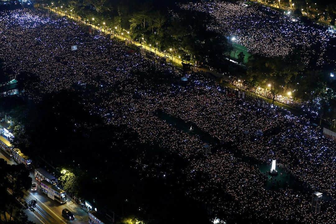 NBC Newsさんのインスタグラム写真 - (NBC NewsInstagram)「Thousands of people take part in a candlelight vigil to mark the 30th anniversary of the crackdown of pro-democracy movement at Beijing's #Tiananmen Square in 1989, at Victoria Park in Hong Kong. . 📷 Tyrone Siu/ @reuters」6月5日 10時11分 - nbcnews