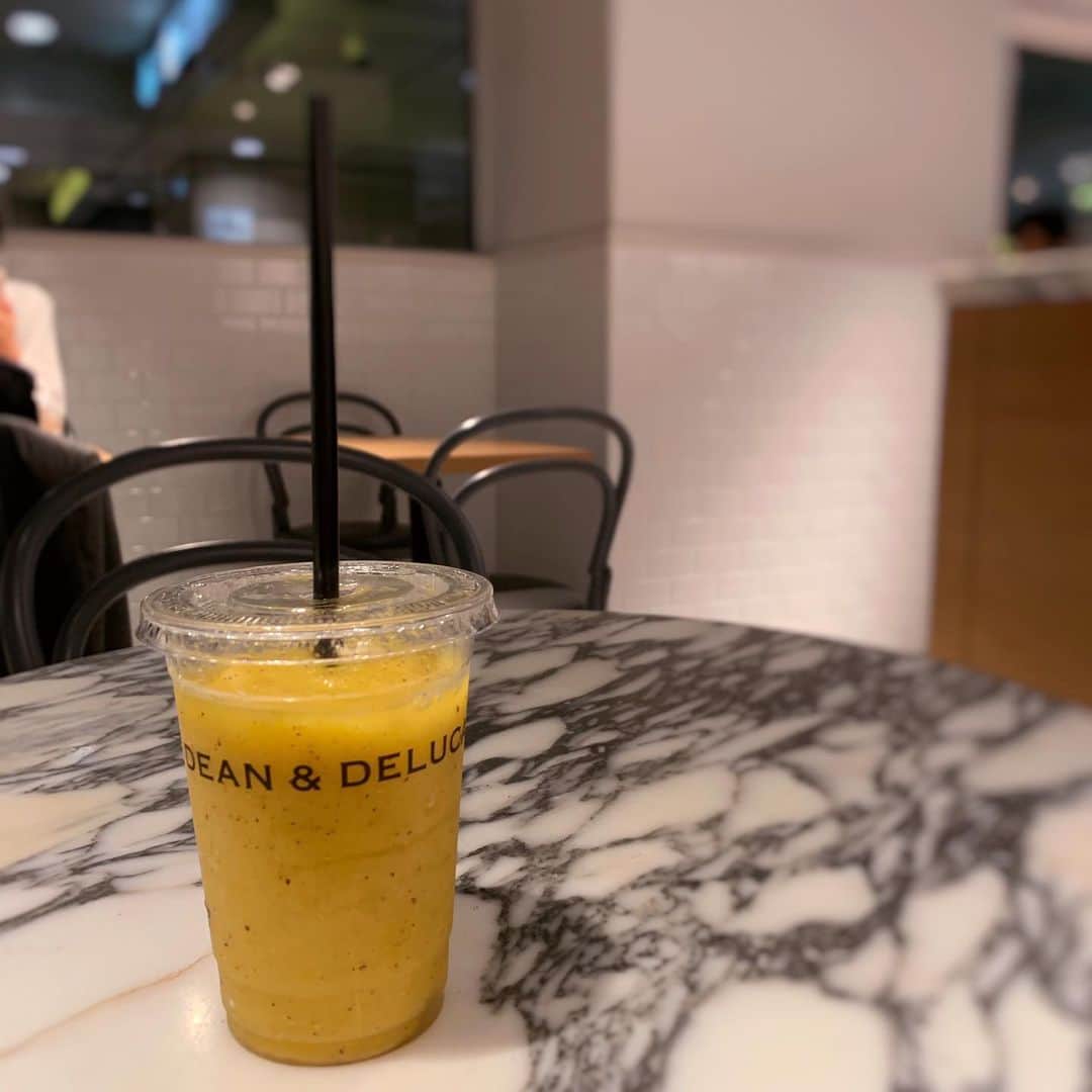 のインスタグラム：「今日はずーーーっと楽しみだった CM撮影現場 :) 夜まで長いから、朝の栄養チャージ ♪  連日、楽しい現場が続いて #happy  #kiwi #deananddeluca #fruits #love」