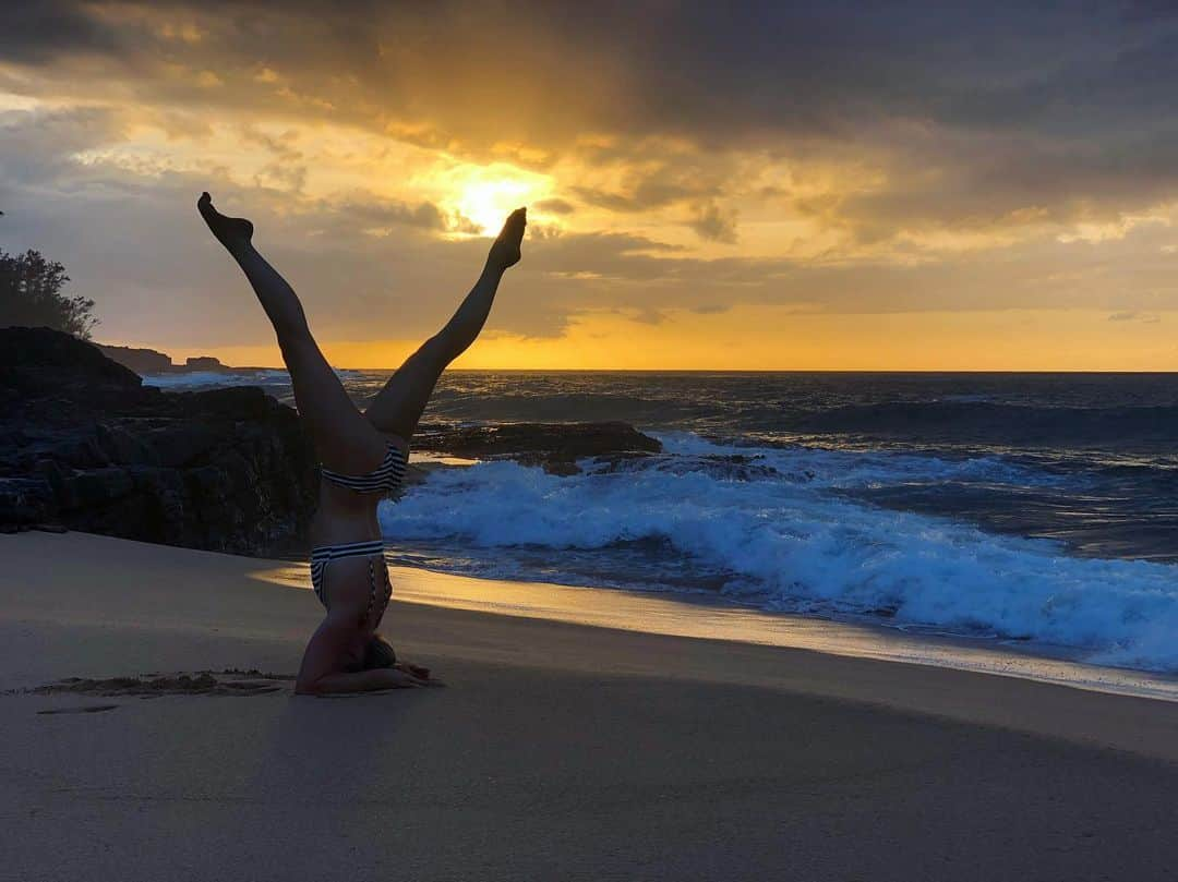 イモージェン・ケアンズさんのインスタグラム写真 - (イモージェン・ケアンズInstagram)「🌤🤸‍♀️🌊 #secretbeachkauai #sunset #hawaii #kauai #dreams #yoga」6月5日 10時22分 - imogencairns