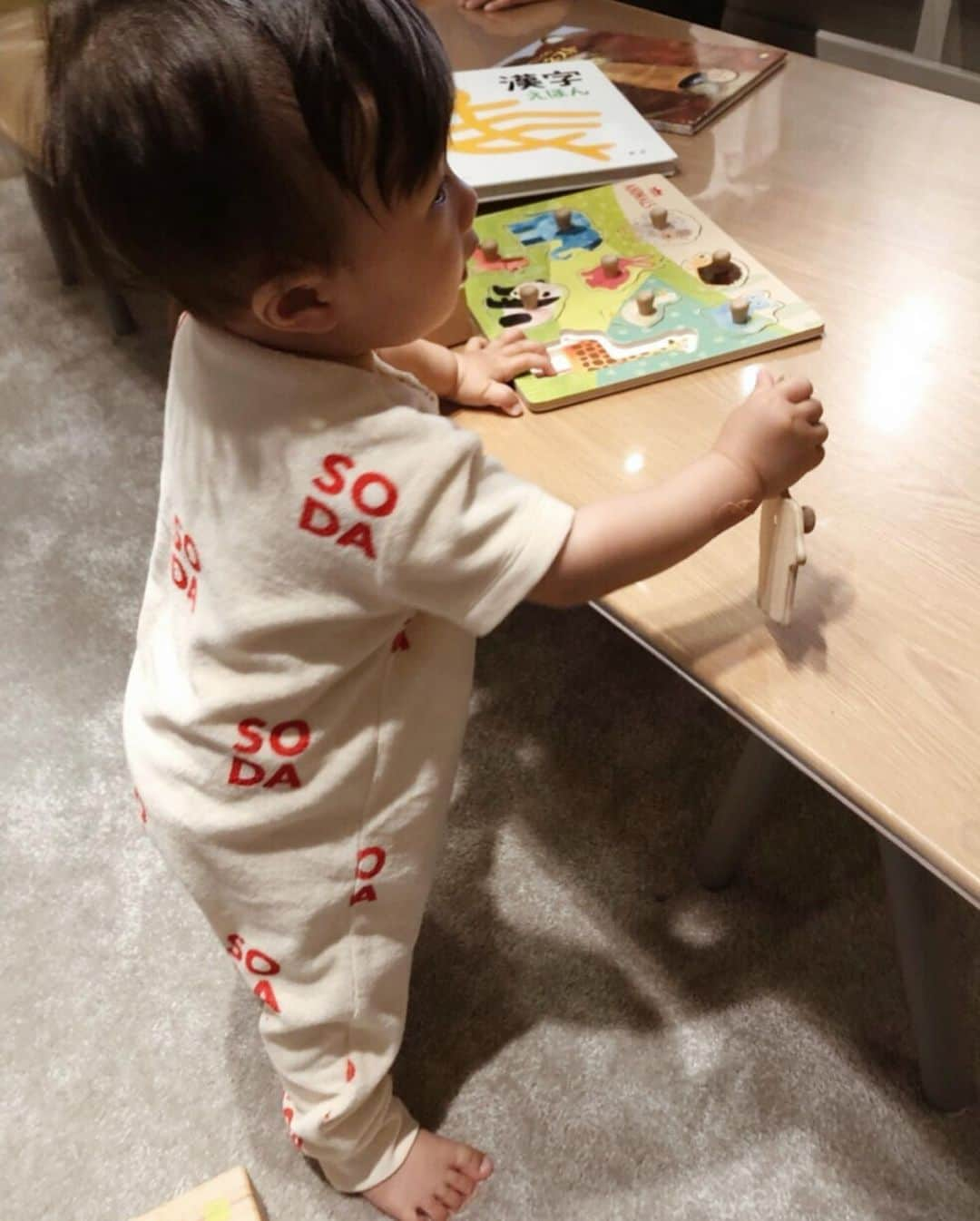 urakoさんのインスタグラム写真 - (urakoInstagram)「. 昨日で9ヶ月になった👶🏻❤️ . . この1ヶ月間は ⚪︎なかなか出来なかった ハイハイがやっと出来るようになった ⚪︎ママの後追い ⚪︎一人でつかまり立ち ⚪︎離乳食も3回。おかわりもするように。 ⚪︎手掴み食べも上達。ボーロは一瞬で食べる ⚪︎歯は上4本下2本 ⚪︎バイバイが上手にできるようになった ⚪︎前よりもハッキリとママと言う ⚪︎○△□の穴に○△□のボール入れられるようになった ⚪︎言う事を割と理解してるっぽい などなど。 . グンと成長したので、 私が急成長に付いて行けずに アタフタ💦夜は毎日気絶するように爆睡です🤣 . 毎日毎日成長するので ますます見逃せない❣️ ゆっくり成長して欲しいけど わんぱくさも増してきて それはそれで楽しくて愛おしい☺️ 9ヶ月も楽しみ！ . . #生後9ヶ月  #urako_mamalife」6月5日 10時23分 - urako0618