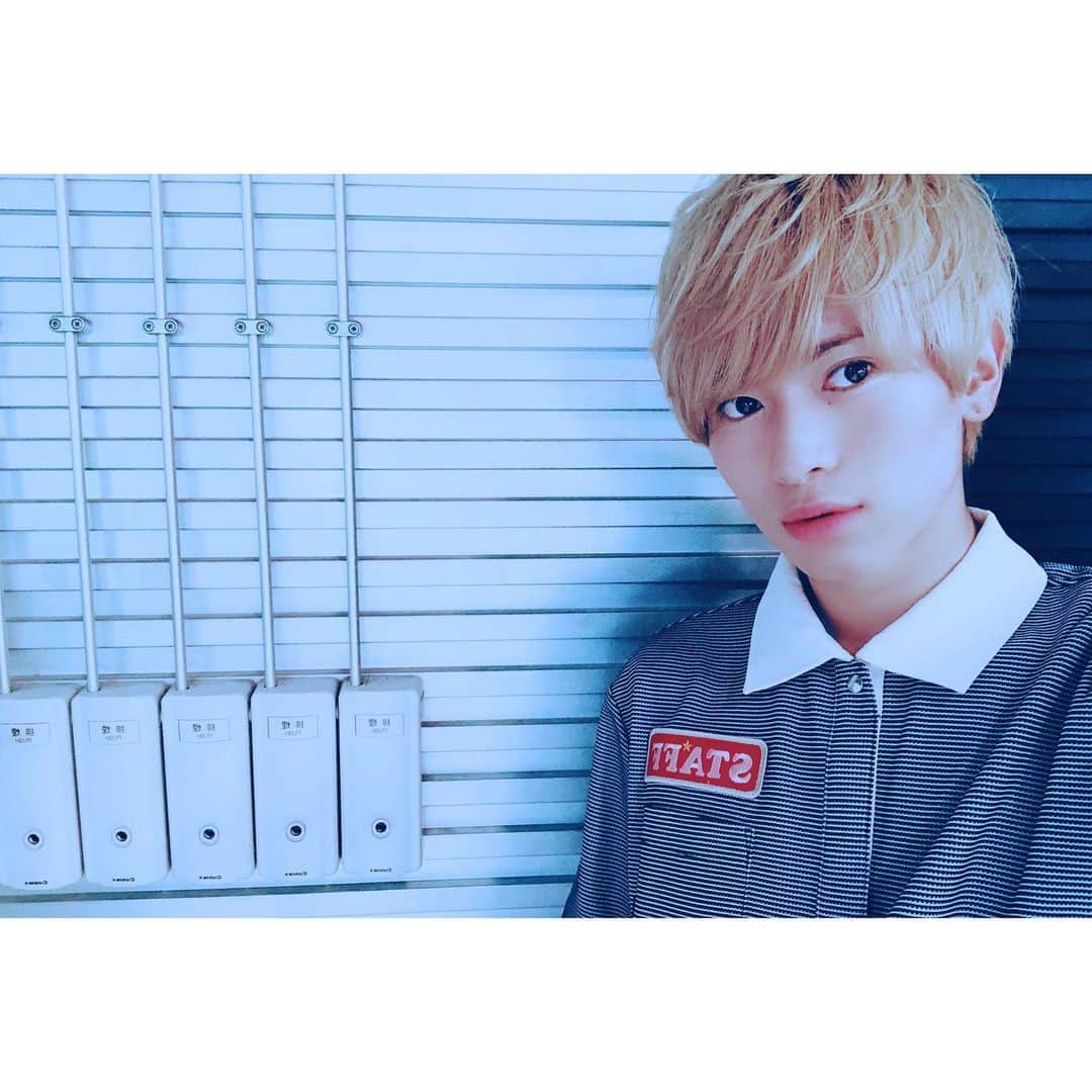 岡田鷹斗のインスタグラム：「映え超えの映え。 もはや映えとは…💭 ・ ・ ・ 副職です。w 嘘です。  #NEVAGIVEUP #アイドル #kpop  #岡田鷹斗 #イケメン #顔だけ」