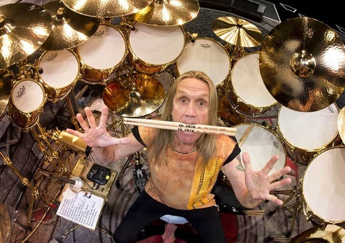 エイドリアン・スミスのインスタグラム：「Happy birthday to the great Nicko Mcbrain!  #nickomcbrain #adriansmith #ironmaiden @anais.fuentxs」