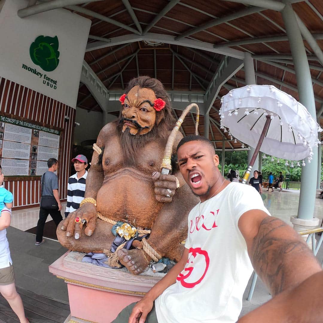 チュバ・アクポムのインスタグラム：「Monkey Selfies 😅🐒🤙🏾」