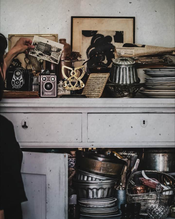 Linda Lomelinoのインスタグラム：「My @printsandprops cabinet is a bit of a mess 🙈 but at least a beautiful mess in my opinion. Some of these beauties will be in the shop eventually 😊 Can you see the movement? Textures from @1924us and @ellemaywatson #cinemagraph」