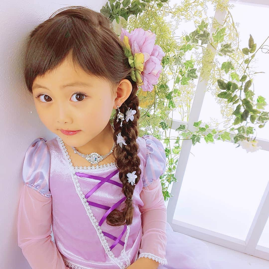 えりさんのインスタグラム写真 - (えりInstagram)「@kimono.girls ❤ . . @littleprincessroom_kids さんの リトルプリンセスルーム撮影会の 東京会場となっている@pinokio_tamayougaさんで 4人のプリンセスに変身させていただきました👸❤︎.* . . 我が家にはプリンセスのドレス持ってないので 綺麗なヘアメイクに素敵なドレス･･･ なぁちゃんにとって夢のような時間だったみたい😂  テンション⤴︎︎︎︎︎ . 母撮影のオフショットを数枚post📷 . . Information♡ @littleprincessroom_kids さんの 素敵なプリンセスドレスを着て撮影できる 大人気のイベント！  東京会場は 2019年07月28日（日） 写真館ピノキオ用賀店 https://kimono-girl.cc/event/?did=pinopri0728」6月5日 19時52分 - chloerinrin