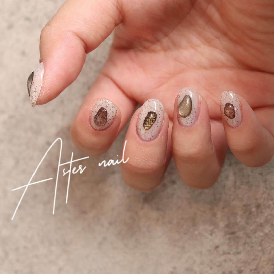 sapporo nail 【 Aster 】さんのインスタグラム写真 - (sapporo nail 【 Aster 】Instagram)「こんにちは(^^)Asterのseinaです🌟 . NEW item トリックシート使用🎶 ストーン風に使えます。 . . . 当店では、全メニュー甘皮ケア付きです。 しっかりケアしているのでワンカラーなど 根元ギリギリからキレイな仕上がりに🎶 . ネイルサロンに行ったけど 『根元の隙間が気になる…』『ハジまで塗れてない…』 というお悩みがあった方は、ぜひ☺️ . . ---------------------------------------------------------- . .  Asterは美容室【DILL 大通り店】の併設サロンです🎶  美容室DILLアカウントはこちら💁‍♀️↓ @dill_sapporo .  Asterマツエクアカウントはこちら💁‍♀️↓ @aster_eyelash . ___________________________________________________ . ご予約はLINEで🙆‍♀️ → @zzr4693w @も込みで検索お願いします。 . ___________________________________________________ . .  #札幌ネイルサロン#札幌ネイリスト #札幌 #札幌ネイル #夏ネイル #ニュアンスネイル #ネイル #アートネイル #フィルイン #札幌ドームフィルイン #ワンカラーネイル #シンプルネイル #クリアネイル #タイルネイル #すすきの #狸小路 #大通り公園 #シースルーネイル #アシメネイル #個性派ネイル #アートネイル#冬ネイル#札幌カフェ#札幌グルメ#ドライフラワーのある暮らし#ワイヤーネイル#宝石ネイル札幌#宝石カットネイル#水彩ネイル#札幌ニュアンスネイル#トリックシート」6月5日 19時45分 - seina.kato___