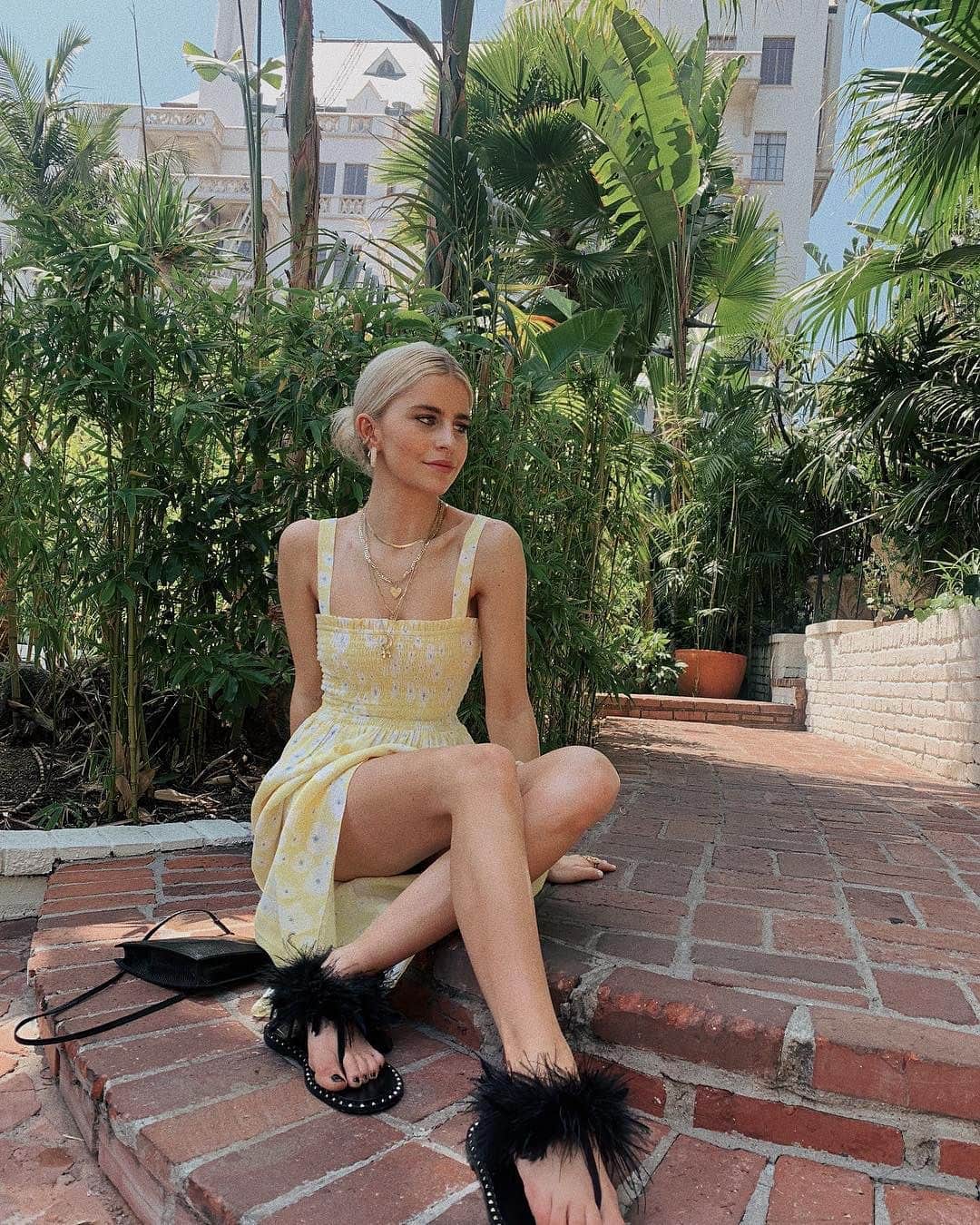 Blonde Saladさんのインスタグラム写真 - (Blonde SaladInstagram)「We saw yellow and pastel yellow on the profiles of all our favourite IT Girls 💛 ...and between clothes and accessories we can call it the social trend of the summer! 🍋 #theblondesalad #yellow #chiaraferragni #valentinaferragni」6月5日 19時52分 - theblondesalad