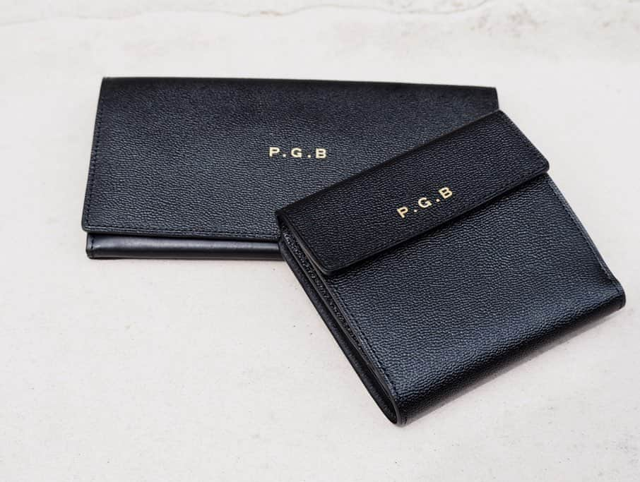 B JIRUSHI YOSHIDAさんのインスタグラム写真 - (B JIRUSHI YOSHIDAInstagram)「【REARRIVAL】 〈PORTER×B印 ヨシダ〉”P.G.B”WALLET•ロングウォレット ・ 過去に吉田カバンで記念モデルとして発売された”P.G.B”をB印 ヨシダの別注によりエクスクルーシブとして復刻。 ・ 重厚感あふれるメイン素材は肉厚のヌメ革にゴート(山羊)の型押しを施したものとなります。使い込むほどに増す味わいをお楽しみいただけます。 ・ COLOR:BLACK price SHORT:¥18,000+TAX LONG:¥19,000+TAX ・ #P.G.B#bjirushiyoshida #B印YOSHIDA #代官山 #daikanyama#TOKYO#BEAMS#ビームス#yosidakaban#吉田カバン#ポーター #porter #비지루시요시다 #도쿄 #다이칸야마 #빔스 #빔즈 #포터 #데일리룩 #b印yoshidalineup」6月5日 19時49分 - bjirushiyoshida