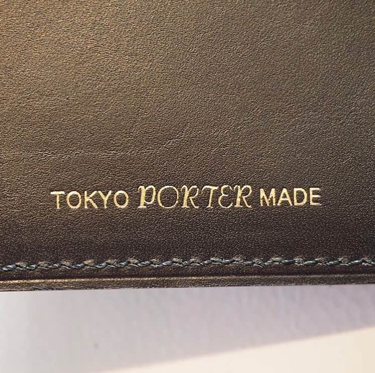 B JIRUSHI YOSHIDAさんのインスタグラム写真 - (B JIRUSHI YOSHIDAInstagram)「【REARRIVAL】 〈PORTER×B印 ヨシダ〉”P.G.B”WALLET ・ 過去に吉田カバンで記念モデルとして発売された”P.G.B”をB印 ヨシダの別注によりエクスクルーシブとして復刻。 ・ 重厚感あふれるメイン素材は肉厚のヌメ革にゴート(山羊)の型押しを施したものとなります。使い込むほどに増す味わいをお楽しみいただけます。 ・ COLOR:BLACK price:¥18,000+TAX ・ #P.G.B#bjirushiyoshida #B印YOSHIDA #代官山 #daikanyama#TOKYO#BEAMS#ビームス#yosidakaban#吉田カバン#ポーター #porter #비지루시요시다 #도쿄 #다이칸야마 #빔스 #빔즈 #포터 #데일리룩 #b印yoshidalineup」6月5日 19時49分 - bjirushiyoshida