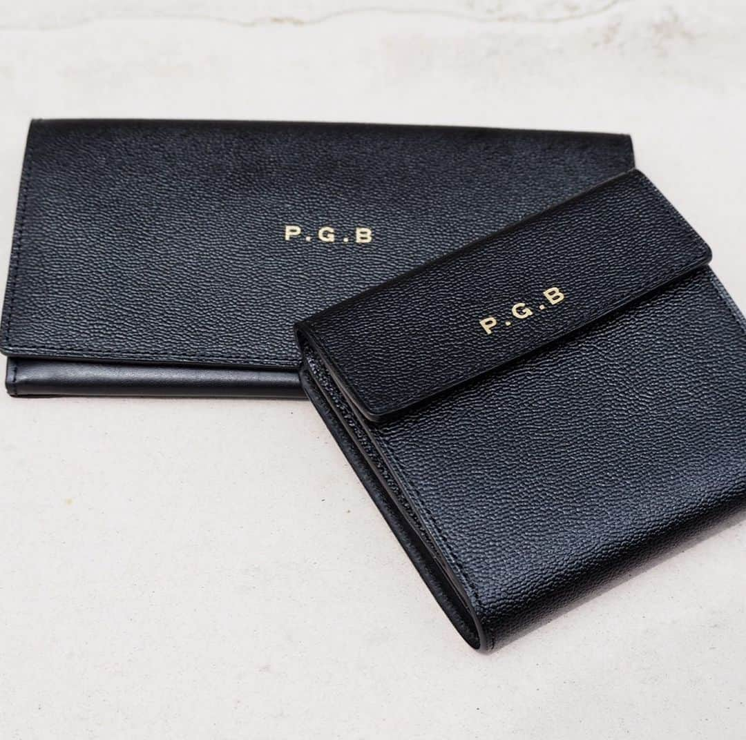 B JIRUSHI YOSHIDAさんのインスタグラム写真 - (B JIRUSHI YOSHIDAInstagram)「【REARRIVAL】 〈PORTER×B印 ヨシダ〉”P.G.B”WALLET ・ 過去に吉田カバンで記念モデルとして発売された”P.G.B”をB印 ヨシダの別注によりエクスクルーシブとして復刻。 ・ 重厚感あふれるメイン素材は肉厚のヌメ革にゴート(山羊)の型押しを施したものとなります。使い込むほどに増す味わいをお楽しみいただけます。 ・ COLOR:BLACK price:¥18,000+TAX ・ #P.G.B#bjirushiyoshida #B印YOSHIDA #代官山 #daikanyama#TOKYO#BEAMS#ビームス#yosidakaban#吉田カバン#ポーター #porter #비지루시요시다 #도쿄 #다이칸야마 #빔스 #빔즈 #포터 #데일리룩 #b印yoshidalineup」6月5日 19時49分 - bjirushiyoshida