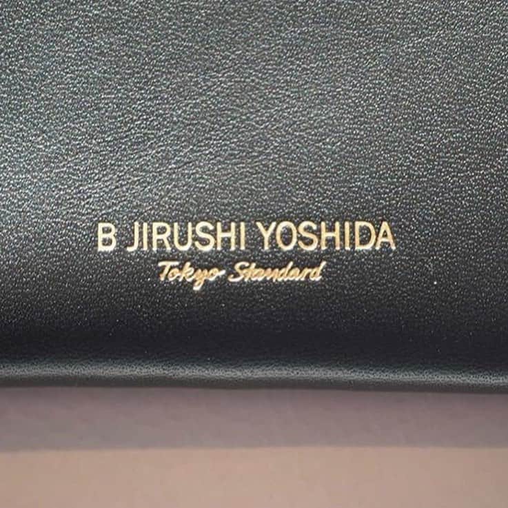 B JIRUSHI YOSHIDAさんのインスタグラム写真 - (B JIRUSHI YOSHIDAInstagram)「【REARRIVAL】 〈PORTER×B印 ヨシダ〉”P.G.B”ロングウォレット ・ 過去に吉田カバンで記念モデルとして発売された”P.G.B”をB印 ヨシダの別注によりエクスクルーシブとして復刻。 ・ 重厚感あふれるメイン素材は肉厚のヌメ革にゴート(山羊)の型押しを施したものとなります。使い込むほどに増す味わいをお楽しみいただけます。 ・ “P.G.B”の刻印やゴールドのパーツ使いが大人の装いを演出してくれます。 ・ COLOR:BLACK price:¥19,000+TAX ・ #P.G.B#bjirushiyoshida #B印YOSHIDA #代官山 #daikanyama#TOKYO#BEAMS#ビームス#yosidakaban#吉田カバン#ポーター #porter #비지루시요시다 #도쿄 #다이칸야마 #빔스 #빔즈 #포터 #데일리룩 #b印yoshidalineup」6月5日 19時49分 - bjirushiyoshida