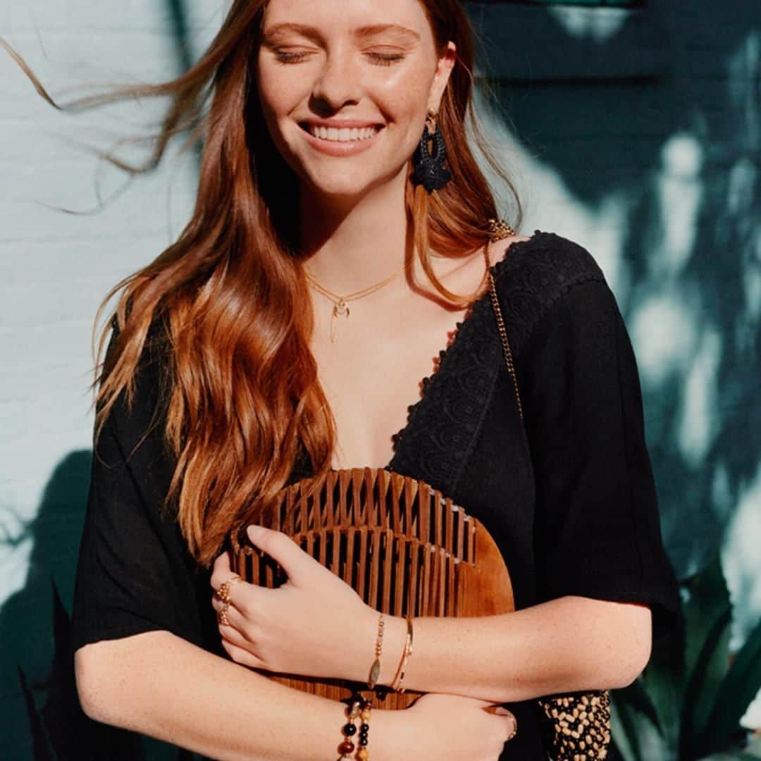 アクセサライズのインスタグラム：「THE must-have wooden bag of the Summer... you won't want to put it down! Shop now with up to 30% off in our seasonal edit - tap the link in our bio. #Accessorize #Accessorizer #InsantSummer」