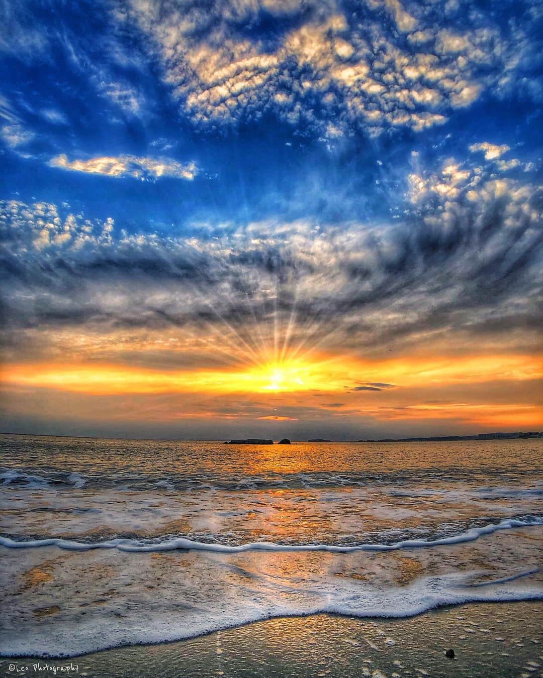 leo7000のインスタグラム：「先日の夕焼け🌄🌅 皆さん、今日もお疲れ様でした~♪ 🍺🍺✨」