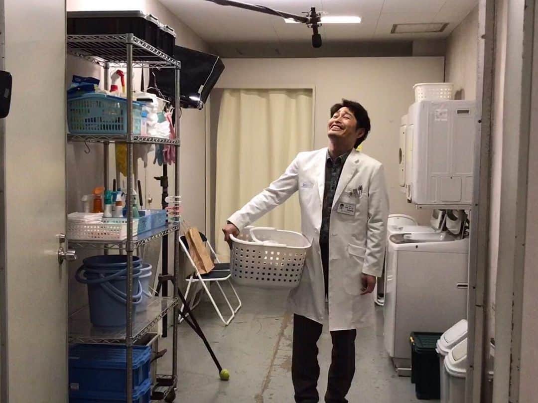 日本テレビ　ドラマ「白衣の戦士！」のインスタグラム：「‪🏥今夜放送‼️第8話🚑‬ 病院のランドリー室で、ひとりぽつんと洗濯をしている柳楽先生(#安田顕)😭哀愁が漂ってます。。。 #家に帰らず医局に寝泊まり？ #洗濯している姿を見られて大慌て💦 #白衣の戦士 #日テレ #今夜10時」