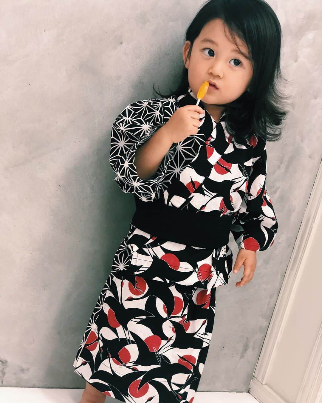 Saki のインスタグラム：「今年の浴衣はこれにキマリ❤️🖤❤️🖤 @marlmarl_tokyo @marlmarl_shop  のモダンな鶴と麻の葉模様デザイン  なにより気に入ったのが 浴衣だから着付けが 必要かと思うけど、上下セパレート、 下はウエストゴムで、帯はマジックテープと だれでも簡単に着させられる✨🥺👘 暴れん坊のジョアンでも、着崩れしにくいし だいぶ助かる 優れたアイテム✨👏🏼☺️ 早くこれ着て一緒にお祭り行きたいな🎇🎆 #marlmarl  #marlmarl_cd  #マールマール  #PR  #kidsmodel #キッズモデル #ベビー浴衣 #キッズ浴衣  #和装 #浴衣 #yukata  #doudou  #2歳 #生後25ヶ月  #ベビー  #谷口じょあん #恕空 #親バカ  #男の子ママ #息子 #ロン毛男子」