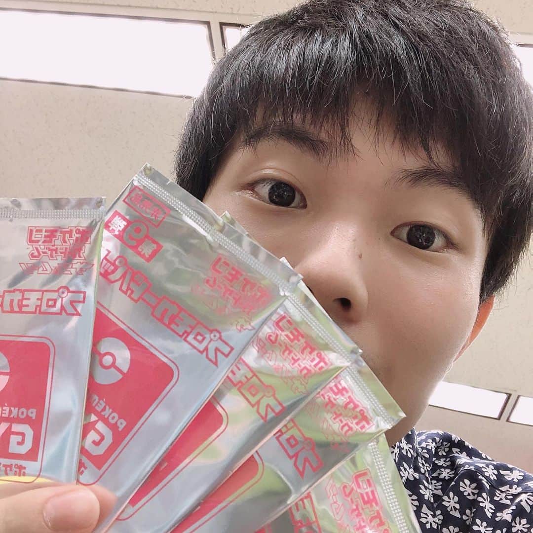 のインスタグラム：「‪今日はカードショップで行われてるジムバトルというポケモンカードの大会に2店舗参加してどちらも優勝しました！‬ ‪どっちも僕が1番年下っぽかった！‬ ‪朝から大学も行きましたが起きてから今のとこ対戦中しか口から音出してないです！‬ ‪決勝で戦ったスーツの方がまた遊びましょうって言ってくれた！‬ ‪すき！‬ 最近水しか飲んでなかったので終わってからご褒美にコーラ飲んだら炭酸きつすぎて涙出ました。  #ポケモンカード #ポケカ #ジムバトル #pokemoncards」