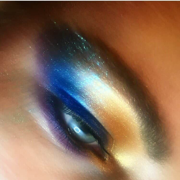 ValGarlandさんのインスタグラム写真 - (ValGarlandInstagram)「💙 #Galactic 💙 using @lorealmakeup 🌟 #MakeupByValGarland #ValGarland 🦋 #closeup #makeup #trend #makeuptrend #mua #makeuponfleek #slay #makeupinspo #makeupinspiration #sapphire #blueeyeshadow #lovemakeup 🦋」6月5日 19時59分 - thevalgarland