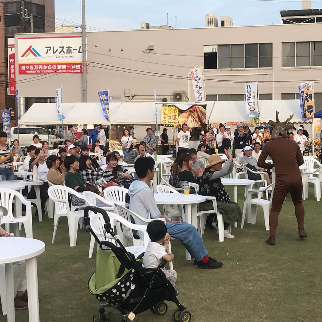 藤田裕樹さんのインスタグラム写真 - (藤田裕樹Instagram)「大好きなサッカーゲームのウイニングイレブンをする仕事。﻿ ﻿ こうやって好きなことが仕事になるのが本当に嬉しい。好きなことだから放つ言葉に嘘もない。﻿ いままでのバンビーノはとにかく数をこなしてきた。こなさないと食いっぱぐれるから。﻿ でも好きなことが仕事になるこの時代の変遷期。積もる仕事を整理して長所を伸ばす仕事の選び方をしないといけないかもしれない。﻿ コンビだし、お互いの家族のことを考えるととても怖い選択だけど、明るい未来はどっちの道から続いてるかをよく考えて過ごしたいものです。﻿ ﻿ #鹿映え ﻿ #鹿stagram﻿ ﻿#ウイニングイレブン2019  #ウイニングイレブンアプリ2019  #まさか仕事でウイニングイレブンする日がくるとは  #学生の時にお兄ちゃんと死ぬほどしてた  #今も携帯アプリでやってる  #大型ビジョンでやるゲーム最高  #eスポーツ  #手加減してらもらったけど2点取ったよ  #ゲームの前に営業ネタ15分  #さすが吉本  #世界平和」6月5日 19時59分 - fujiboy0730