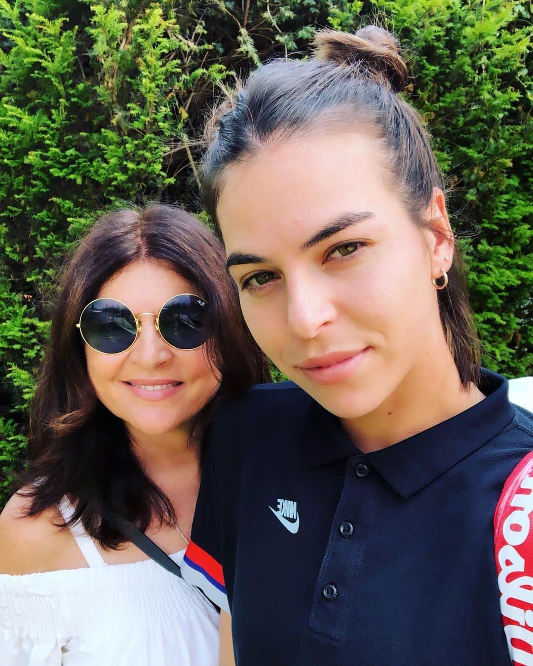アイラ・トムリャノビッチのインスタグラム：「My realest 💯  Their fav daughter...don’t worry @hanatom91 you’re right behind me 🤭」