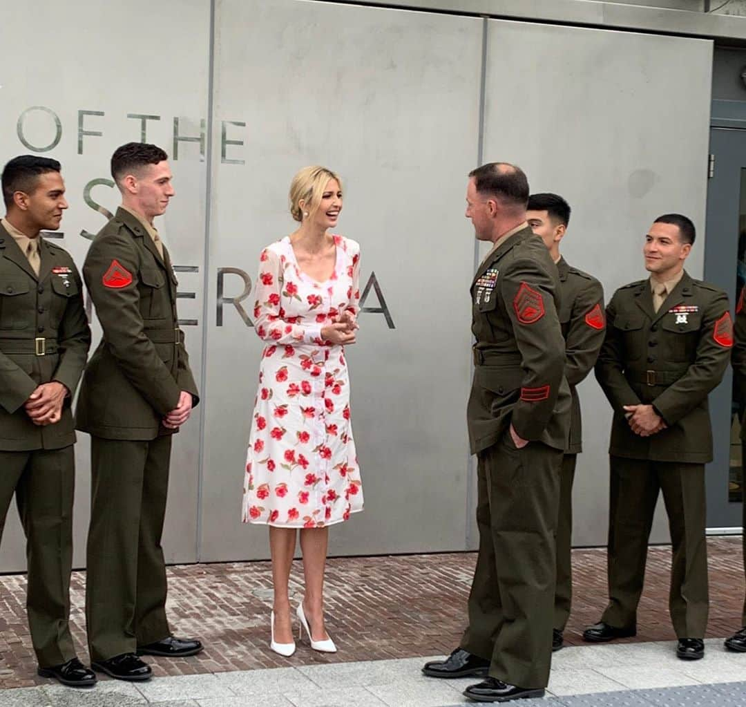 イヴァンカ・トランプさんのインスタグラム写真 - (イヴァンカ・トランプInstagram)「Grateful for the Marines posted at the @u.s.embassythehague for their service to our country! 🇺🇸🇳🇱」6月5日 20時09分 - ivankatrump