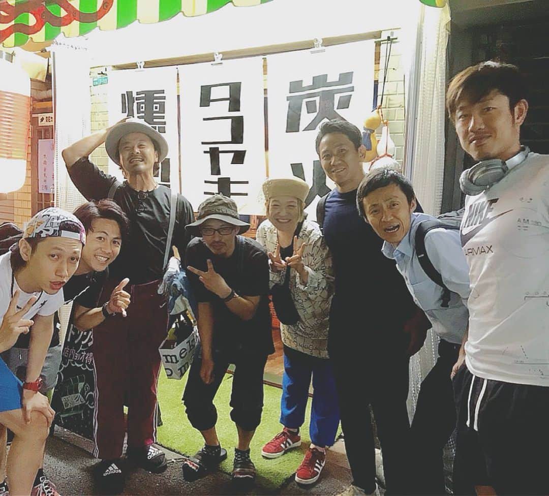 和田美枝のインスタグラム：「星座占いふたご座一位やったからやっぱり楽しい夜になるよね🔮⭐️ #58年会に混ぜてもろた #個性豊か #WONDERWOOの帽子 #男性が被っても可愛いけれど #民族の人っぽくなりました #笑 #6月22日 #ラグビー #紀三井寺公園陸上競技場 #神戸製鋼 #vs #近鉄ライナーズ #17時キックオフ #楽しみな試合 #正面さんジャッキーチェンで笑ってsorry  #蛸焼き炭火満家」