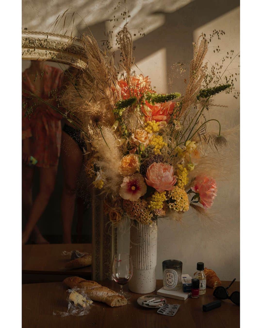 アイアラ・エルナンドのインスタグラム：「“I know I tend to make it about me”, part of the new series “Relationship status:”, where we (@wheresaddie and @aialahernando) use self portraiture as a means of translating/exploring the private as public female experience.  The artists use site specific real floral arrangements, alongside contemporary artifacts within the artists’ lived experiences; the personal objects strewn across the works serve both as a portrait of the modern women but also of the artists themselves, to create a feeling of longing in the work- to see what is concealed, to understand who is attached. This form of active looking implicates the viewer into the process and highlights further into the series, the role of desire as a (un)productive force.  #addiewagenknecht #aialahernando」