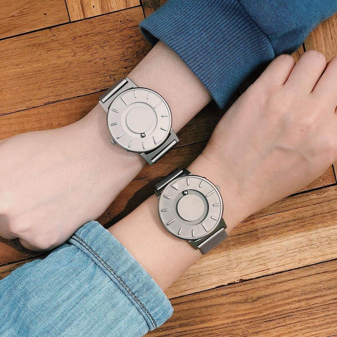Eone Time Japanさんのインスタグラム写真 - (Eone Time JapanInstagram)「ゆっくりと、時を刻む。 . [写真説明] 新しくBradley Mesh Silverを購入した友達と一緒に撮った写真です。友達の時計はより綺麗な銀色に光っています。私の時計は同じモデルでも時間の流れが感じられる深い銀色です。 . Design for everyone, Eone . www.eone-time.jp . . #watch #時計 #腕時計 #おしゃれ #デザイン #視覚障害 #bradleytimepiece #eone #everyone #ブラッドリー #イーワン #ブラッドリータイムピース #さわる時計 #今日の時計 #時計好き #お洒落さんと繋がりたい #ペアウォッチ #プレゼント #記念日 #マイブーム #시계 #브래들리타임피스 #นาฬิกา」6月5日 20時04分 - eone_japan