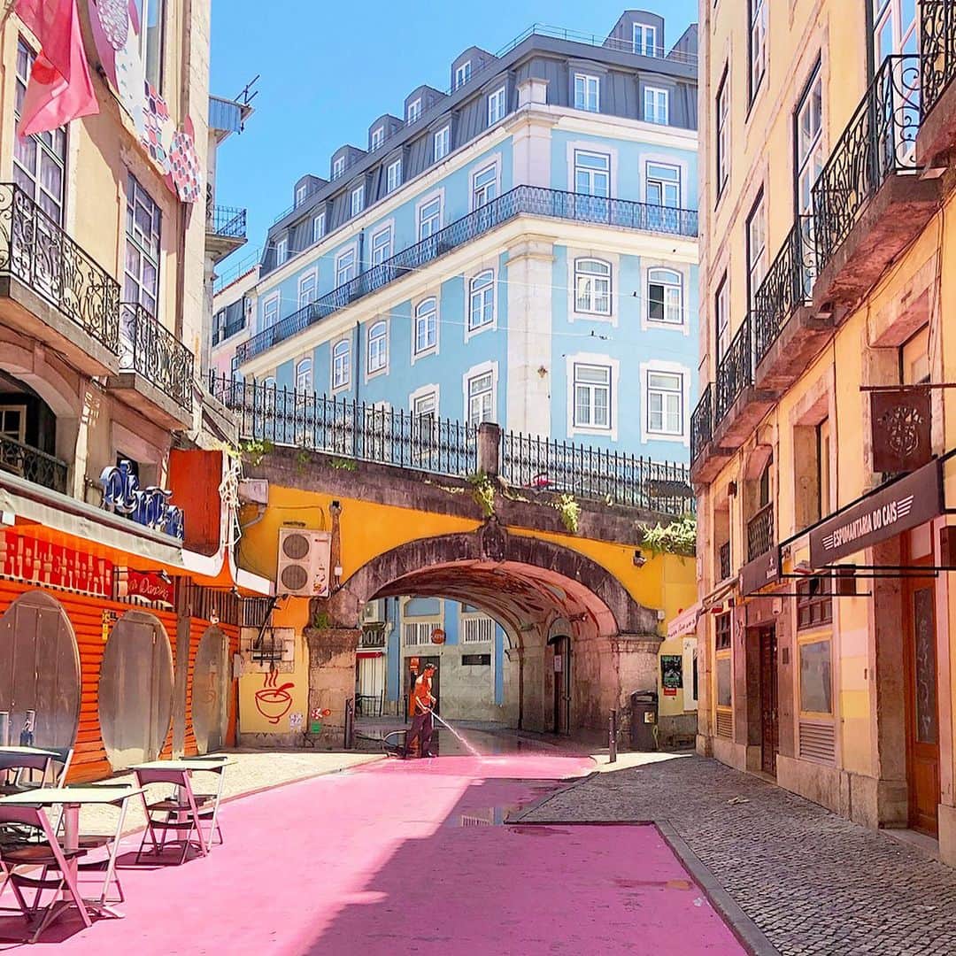 黒田真友香さんのインスタグラム写真 - (黒田真友香Instagram)「ポルトガルの首都、リスボン🇵🇹 可愛いお家の屋根と素敵な街並み🥺💓 旅行に行く時のコーデは、なるべくトップスに色物を持ってくるようにすると映えるよ📸  特にヨーロッパはどこも カラフルな街並みなのでおススメです！  #旅まゆか #リスボン #ポルトガル旅行 #ヨーロッパ周遊」6月5日 20時19分 - kurodamayukaxx