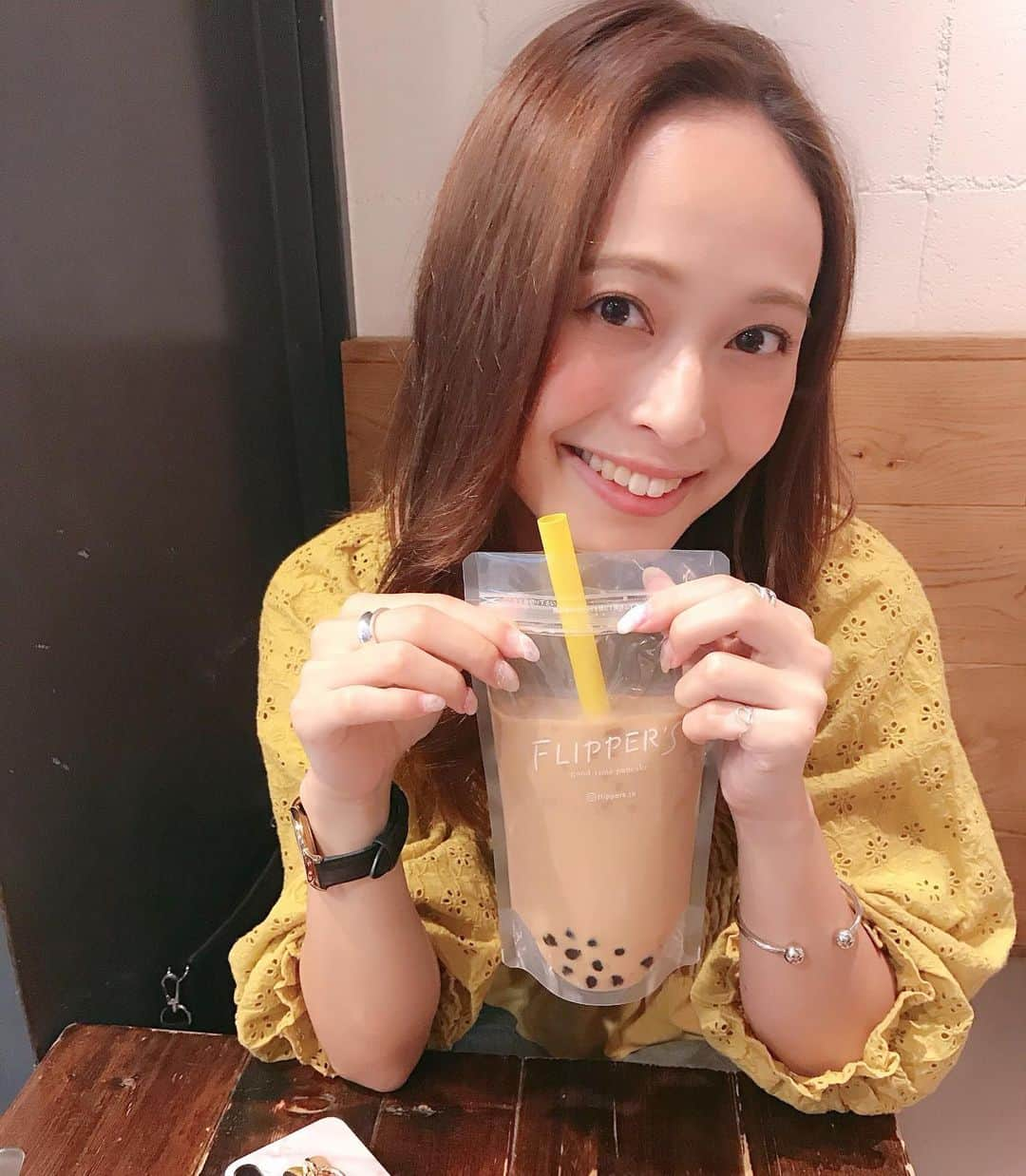 榊本麻衣さんのインスタグラム写真 - (榊本麻衣Instagram)「♡♡ . . flippersでたぴたぴ🥤💓 . タピオカのモチモチ感が 美味しいよねぇ🤤❤️ . みんな何味のタピオカが好き🙈💋？ . . 明日は1日地方で撮影だよ🤭✨ 初めて行くところばっかりで楽しみ😘 . 明日も朝からやから今日は 早く寝る準備しないと🥰！！ (とかゆうてて早く寝れへんのが私🤣) . . #flippers #フリッパーズ #タピオカ #たぴたぴ #タピ活 #mai___food #笑顔 #smile」6月5日 20時13分 - maipipii