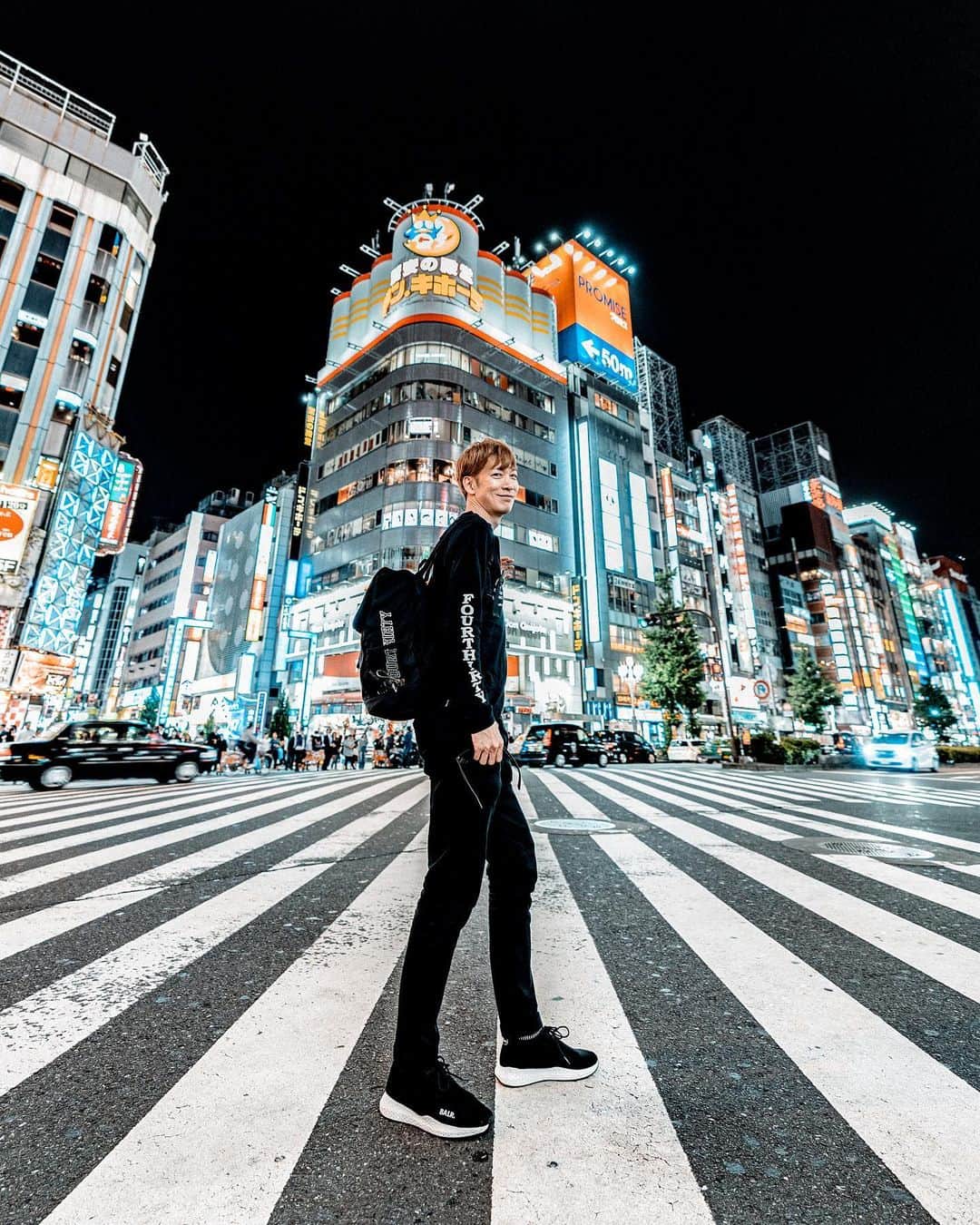 DJ U-ICHIのインスタグラム：「. 世の中ググってわからないことなんてないと思ってるけど、実際教わったり経験させてもらうことは財産ですね。 教わってなくても、自然に吸収して消化して、自分のオリジナルを生み出そう！ . . . _________________________________ #dj #djlife #djstyle #shinjuku #night  #tokyocameraclub #balr #fourthirty #streetphotography #sonya7riii  #portraitvision #portraitfestival  #portraitpage #portraitmood #moodyportraits #ourportraitsdays #lifeportraits _________________________________ 📷 @yuta_photo_0823」