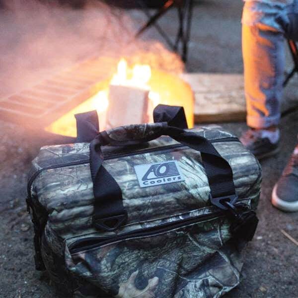 UNBY GENERAL GOODS STOREのインスタグラム：「アメリカのクーラーボックス、AO Coolersは1990年に販売をスタート。 AO Coolersの断熱材は他社のソフトクーラーと比べ約3倍の厚み(1.9cm)でインナーの材質はウォーターベッドなどにも使用される高品質ビニールライナーを採用。内部の高密度の独立気泡フォームは5層構造で結露を防止！軽量なのにサイズによっては氷なら外気温49℃の中で約24時間維持できるほど保冷力を発揮するソフトクーラー、UNBYにてお取り扱いしています✌️ スワイプすると、断面図が！かっこよいから、読めないのに載せました😭笑」