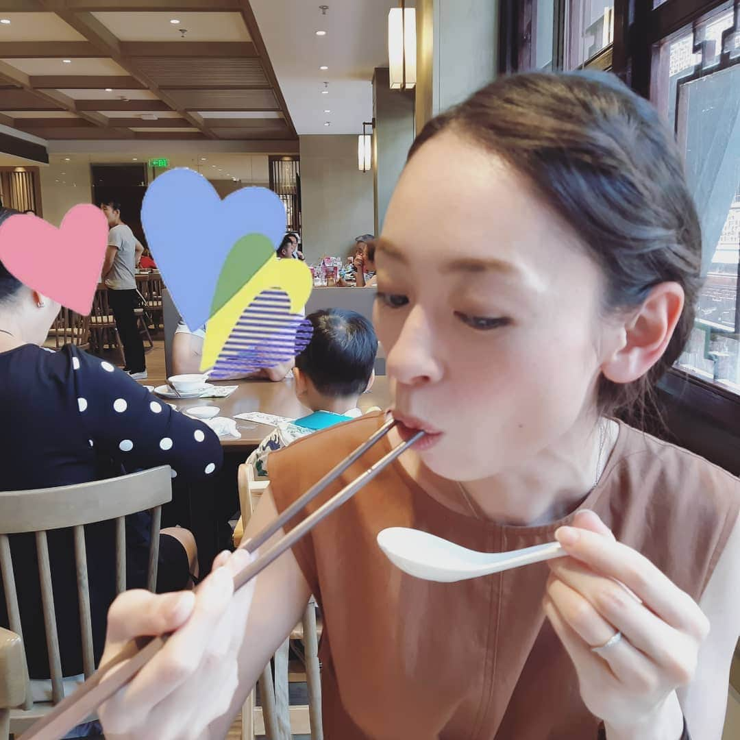 瞳ゆゆさんのインスタグラム写真 - (瞳ゆゆInstagram)「お勉強会のため、リフレッシュ休暇をいただきました😌  課題が沢山🙌よし！やろう！笑 普段と違う環境に身をおくと見えるもの、目指すものが良い方向に変わってくるので、やっぱり今回参加して良かった😊✨ 明日から、アナウンサーのお仕事再開します💪  写真は、熱々の小籠包を口に入れてしまった私。笑 英語と中国語も勉強したいな。  #勉強 #ビジネス #宝塚og #瞳ゆゆ」6月5日 20時20分 - yuyu_hitomi