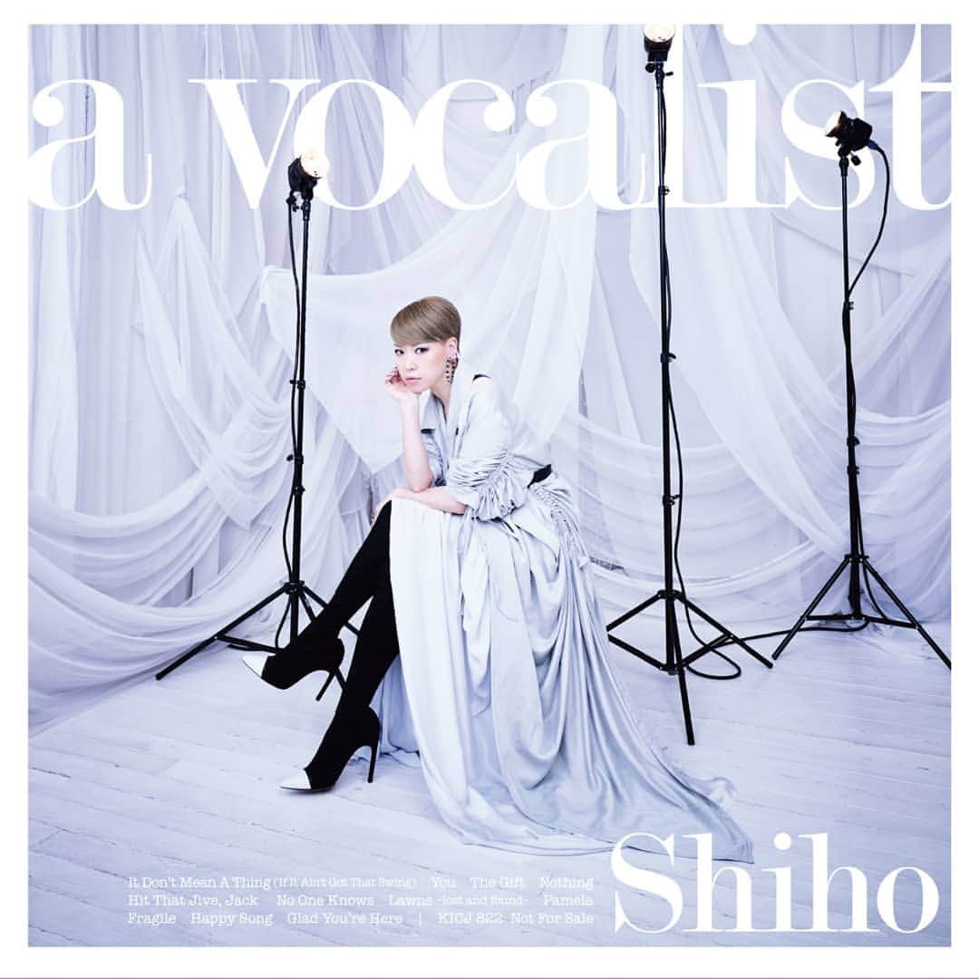 Shihoさんのインスタグラム写真 - (ShihoInstagram)「アルバム「A Vocalist」発売日ー。やっとだよ！！！ 大好きなミュージシャン、素晴らしいスタッフ、いつも支えてくれるファンの皆さんのおかげで素敵なアルバム生まれたのだ！自分で言うけど！ 聴いた方は是非感想お聞かせくださいね❤  明日6日はFM COCOLOヒロTさんの番組に10時20分頃から出演（多分ヒロさんの番組に出演させていただくのはこれが最後）、7日はビルボード大阪で武田真治くんとライブ！ 8日は名古屋スターアイズで宮川純、山本連、守真人という若者たちとライブ！！ 会いに来てねー！！！ #friedprideshiho #Shiho #avocalist #newalbum #アヴォーカリスト #jazzsinger #jazzvocalist #歌 #sing #皆さんいつもありがとう」6月5日 20時20分 - fried_pride_shiho