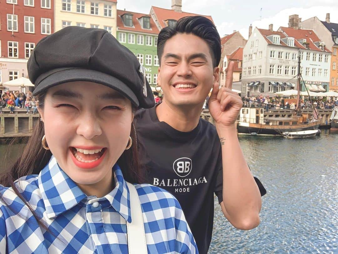 GYEON SEOさんのインスタグラム写真 - (GYEON SEOInstagram)「_* what a touristy mode 🤪😜 . . #queengsnap」6月5日 20時21分 - queengyeon